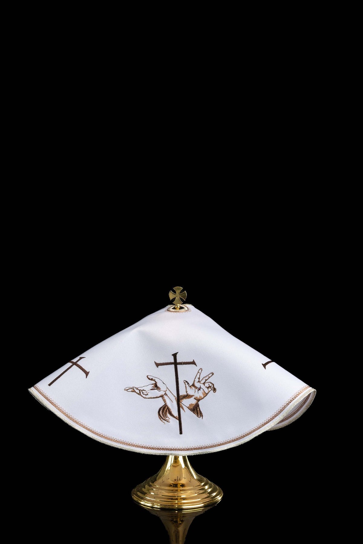 Velo para copón con bordado franciscano y abertura, vista frontal en blanco con cruces y bordado