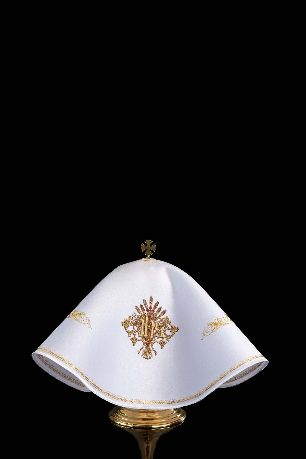 Velo para copón redondo con bordado IHS y Sagrado Corazón de Jesús, vista frontal blanca