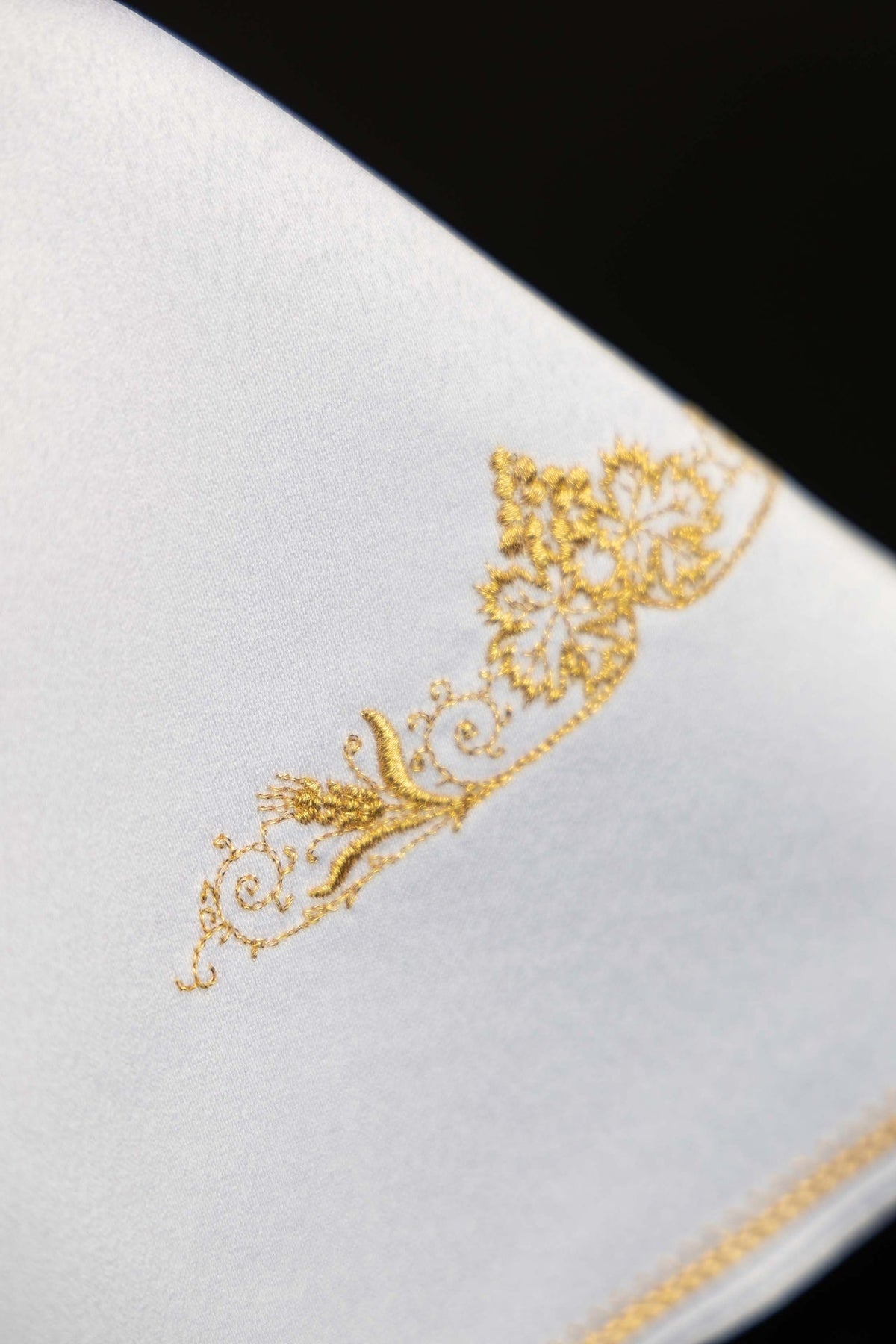 Velo para copón blanco con bordado floral dorado lateral