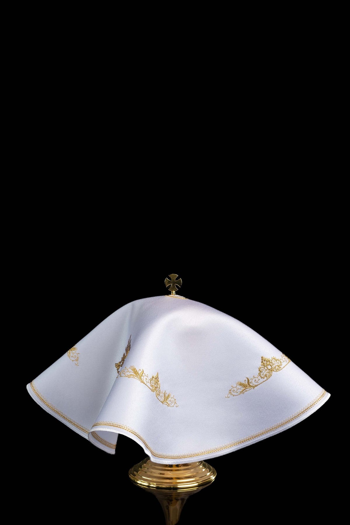 Velo para copón blanco con bordado floral dorado, vista lateral