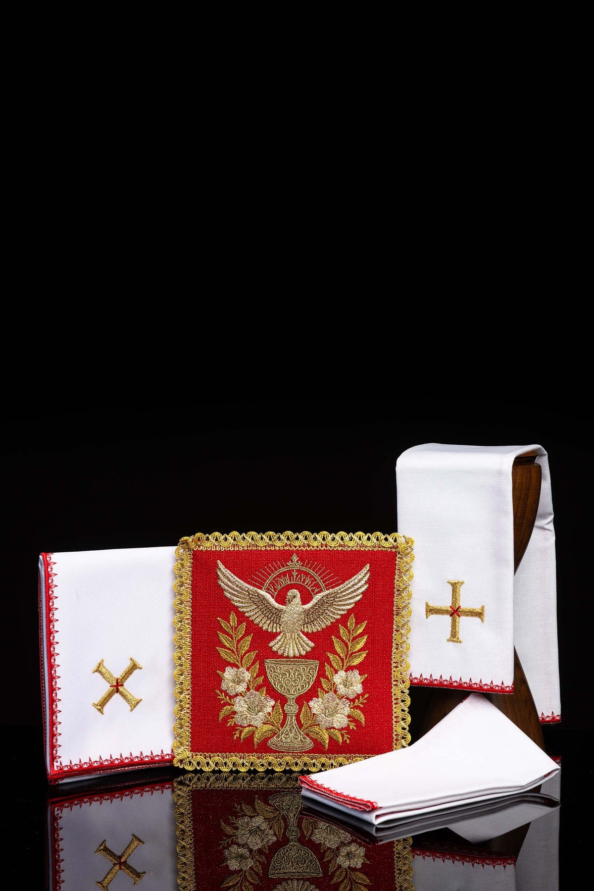 Juego de altar rojo bordado con símbolo del Espíritu Santo, vista completa con piezas blancas y rojas