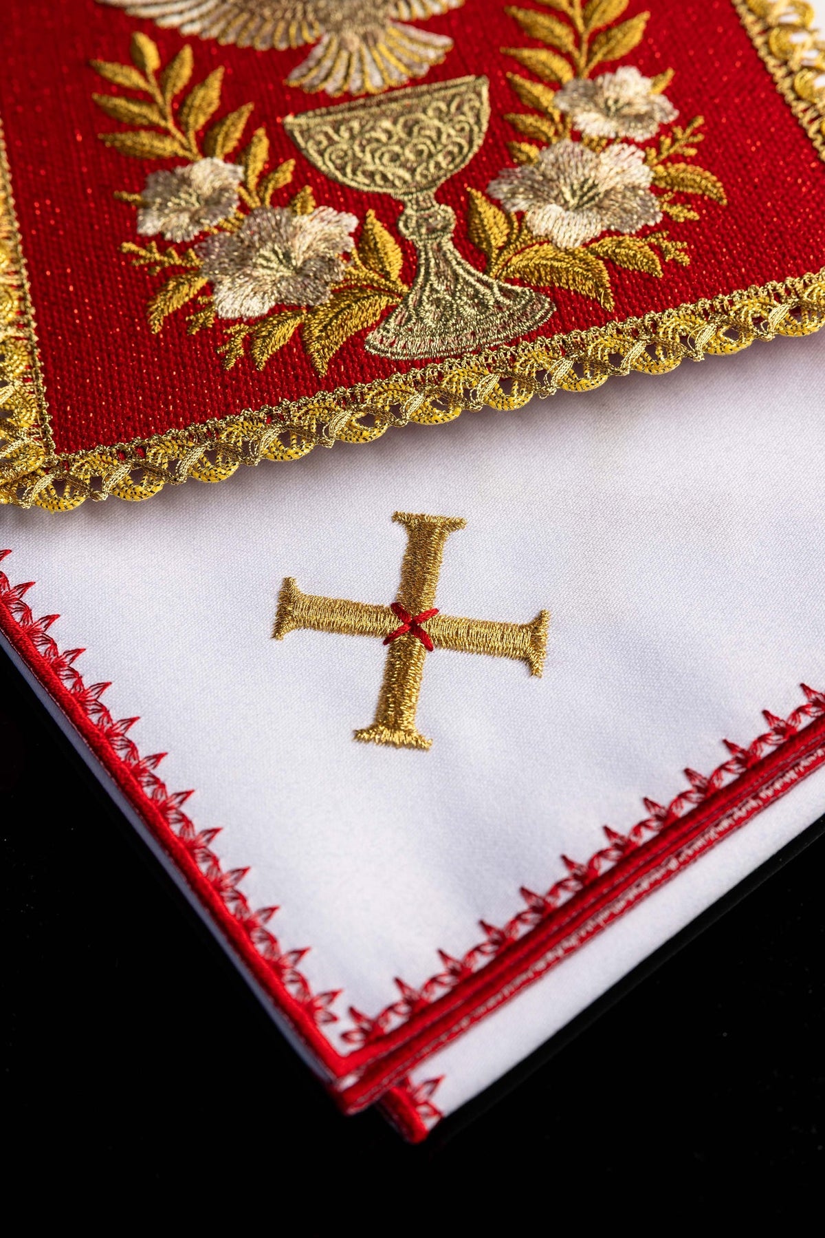 Juego de altar rojo con cruz dorada bordada y orilla decorativa roja