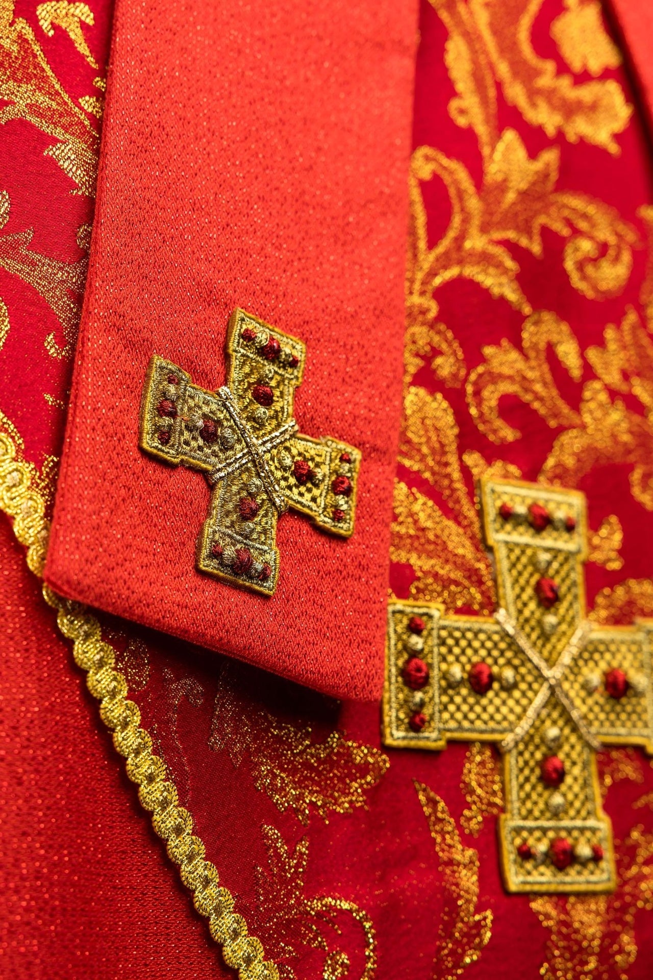 Mitra haftowana z krzyżem ozdobiona tkaniną żakardową czerwona