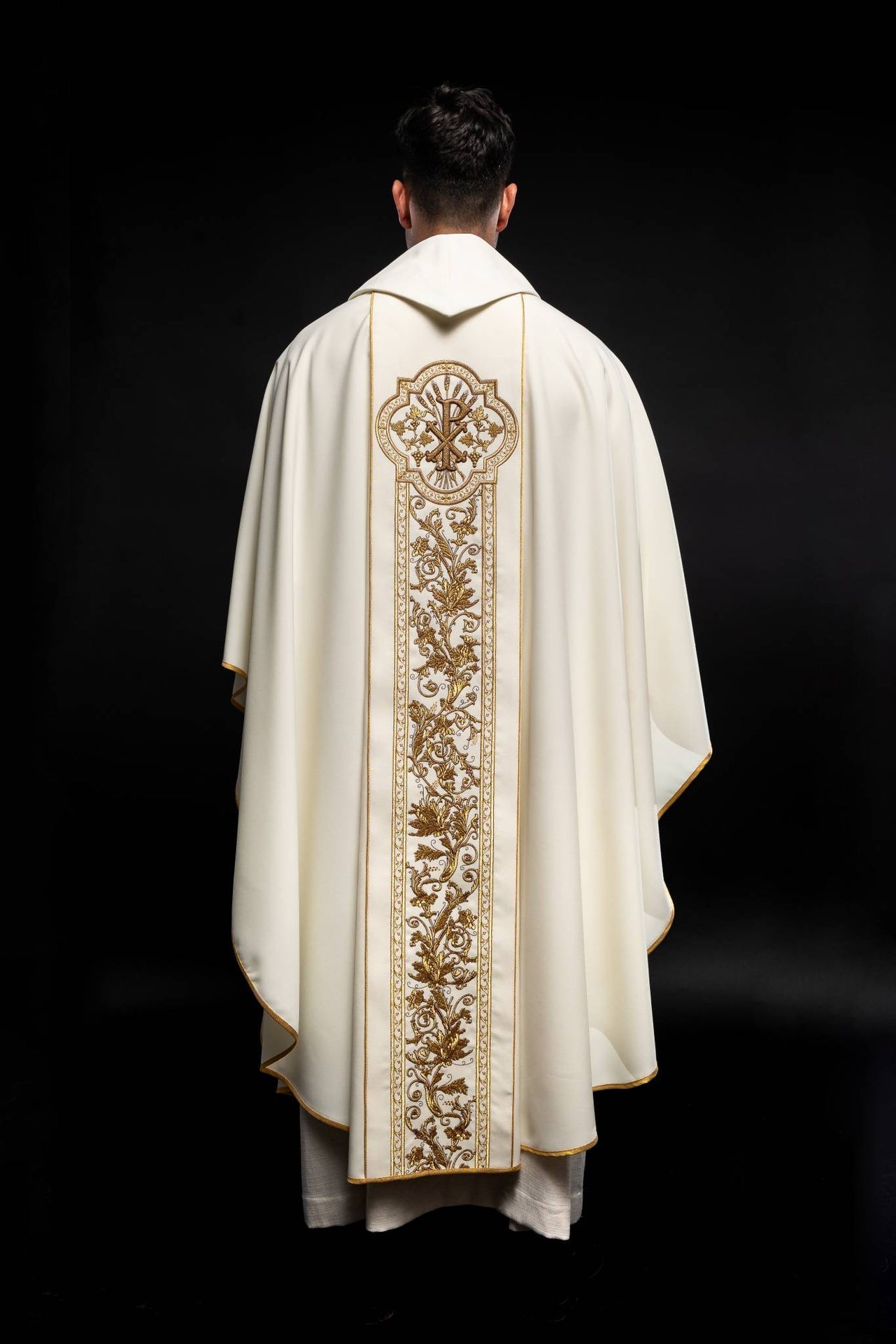 Casulla marfil ricamente bordada con Corazón de Jesús