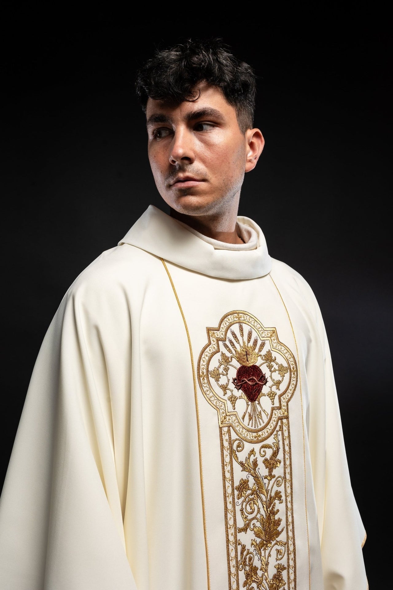 Casulla marfil ricamente bordada con Corazón de Jesús