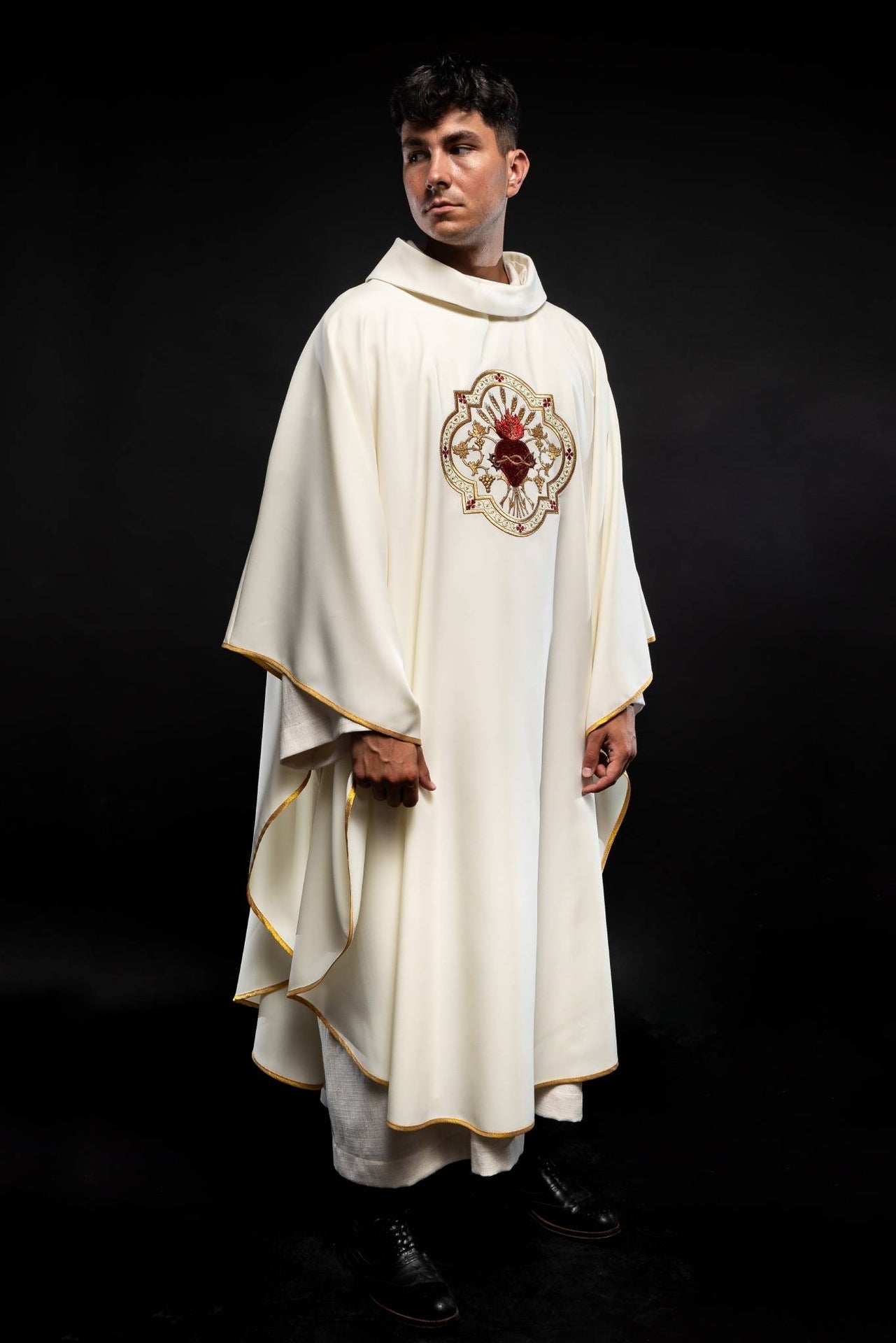Casulla bordado con el Sagrado Corazón de Jesús y cáliz eucarístico