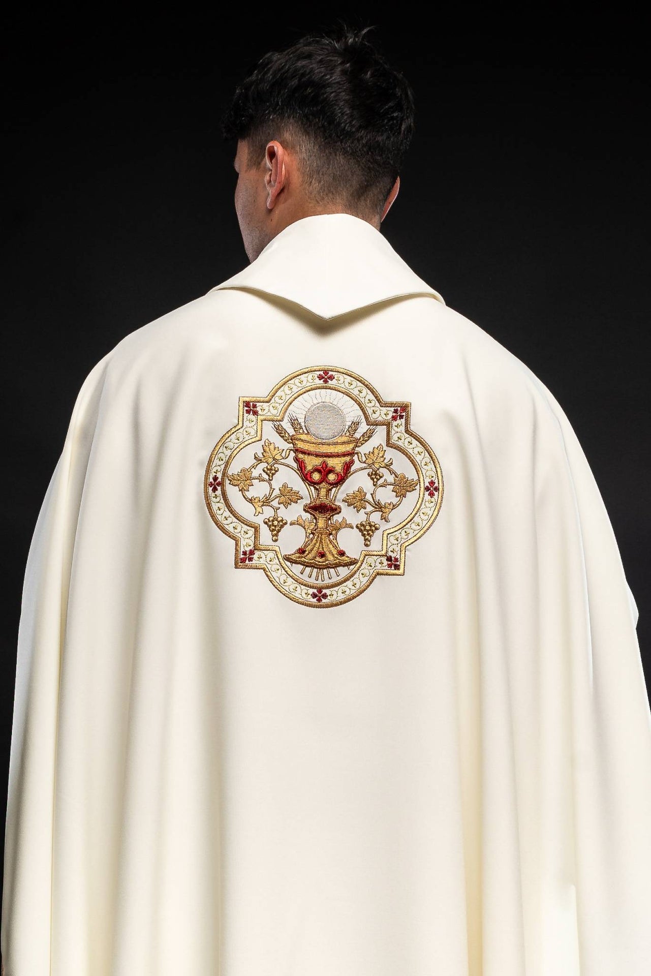 Casulla bordado con el Sagrado Corazón de Jesús y cáliz eucarístico