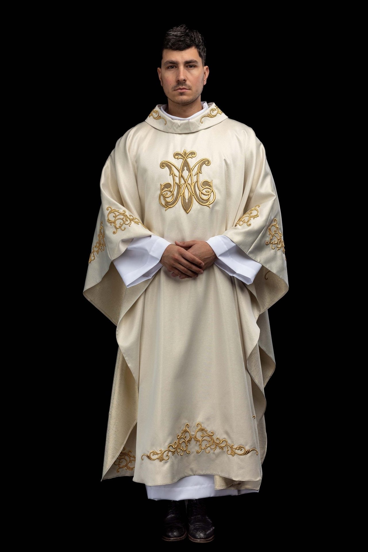 Ornat liturgiczny z haftowanym symbolem Maryjnym
