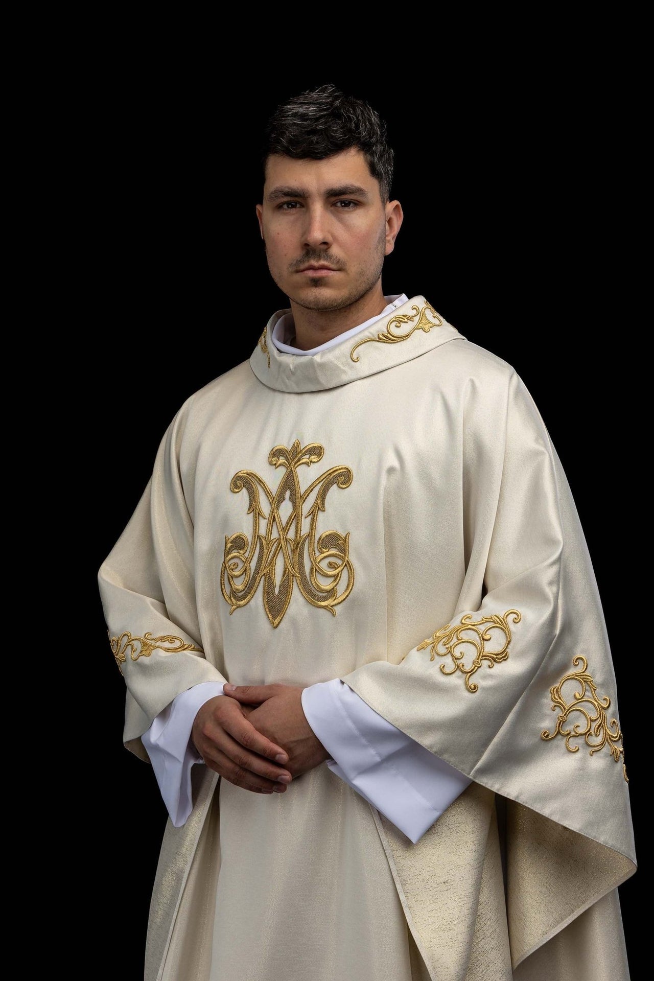 Ornat liturgiczny z haftowanym symbolem Maryjnym