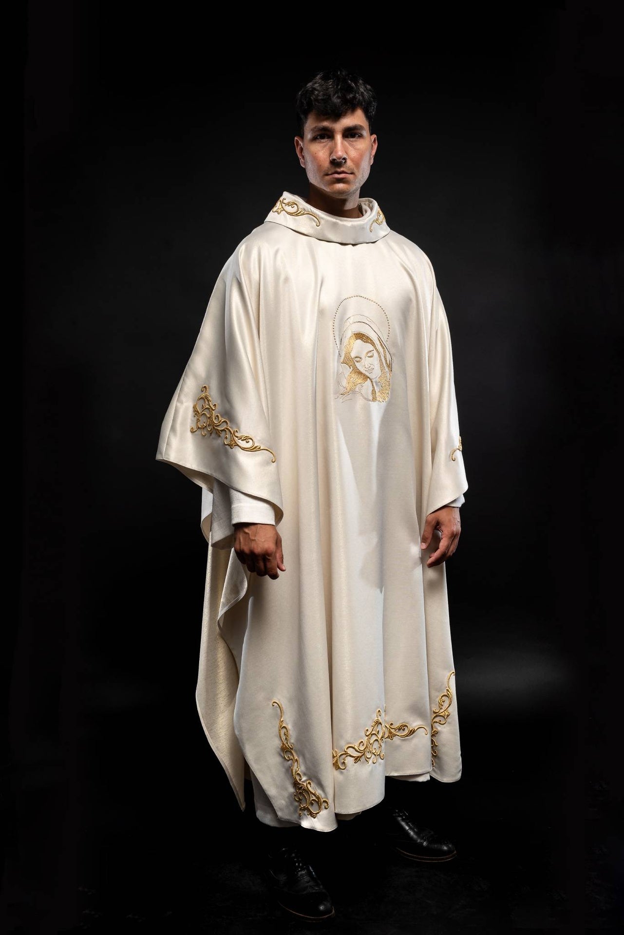 Casulla litúrgica con imagen de la Virgen María abrazando