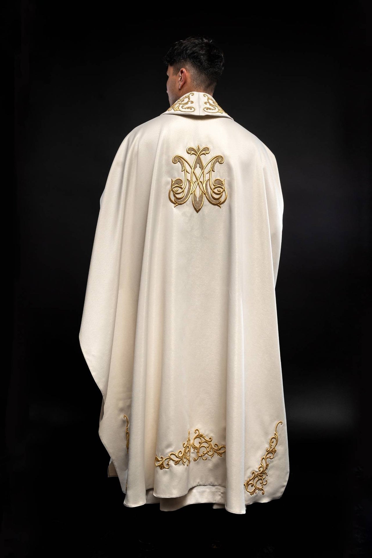 Casulla litúrgica con imagen de la Virgen María abrazando