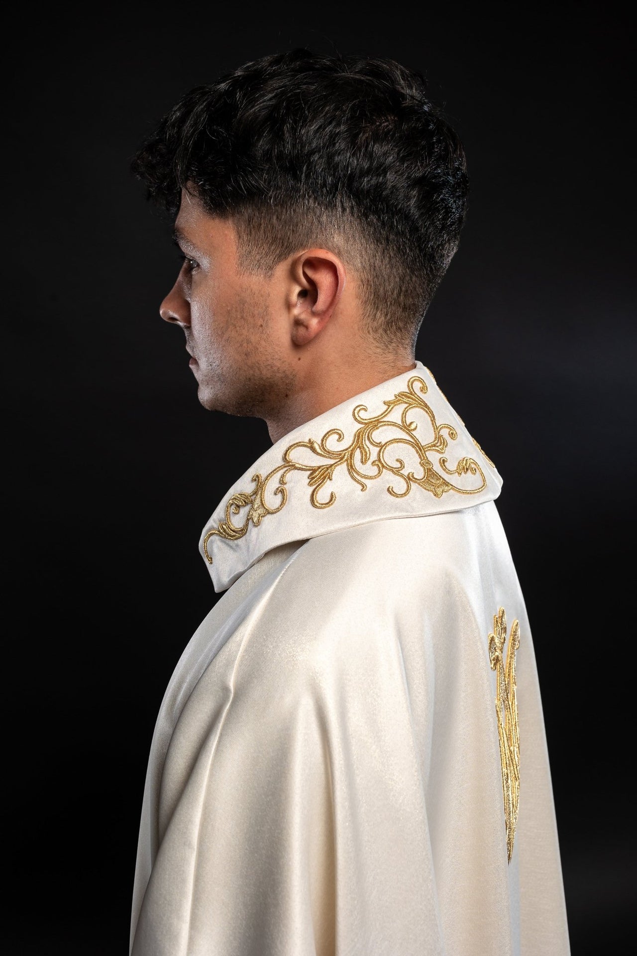 Casulla litúrgica con imagen de la Virgen María abrazando