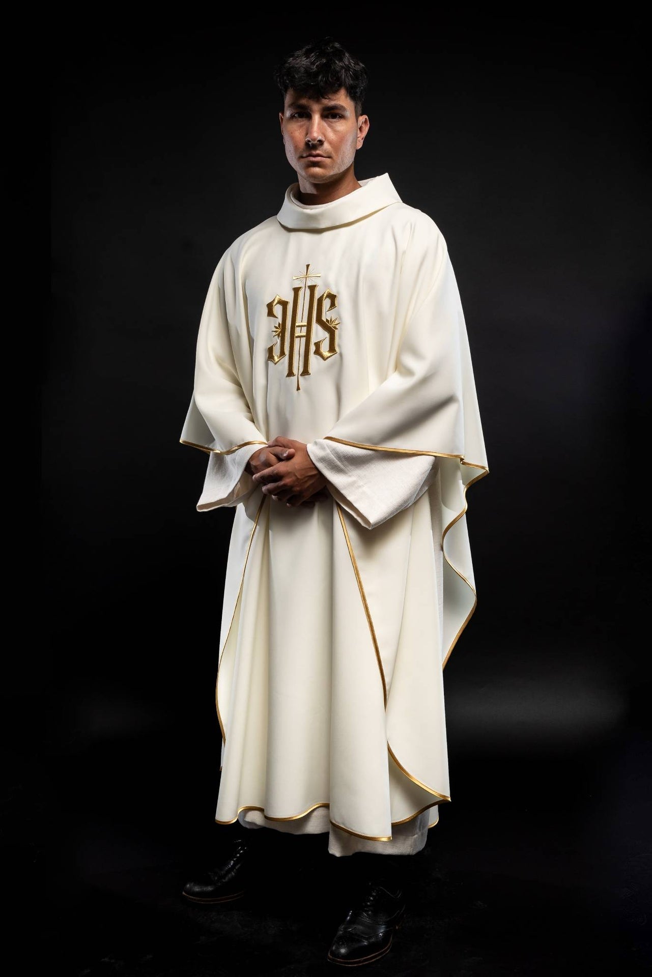 Casulla marfil con bordado dorado IHS