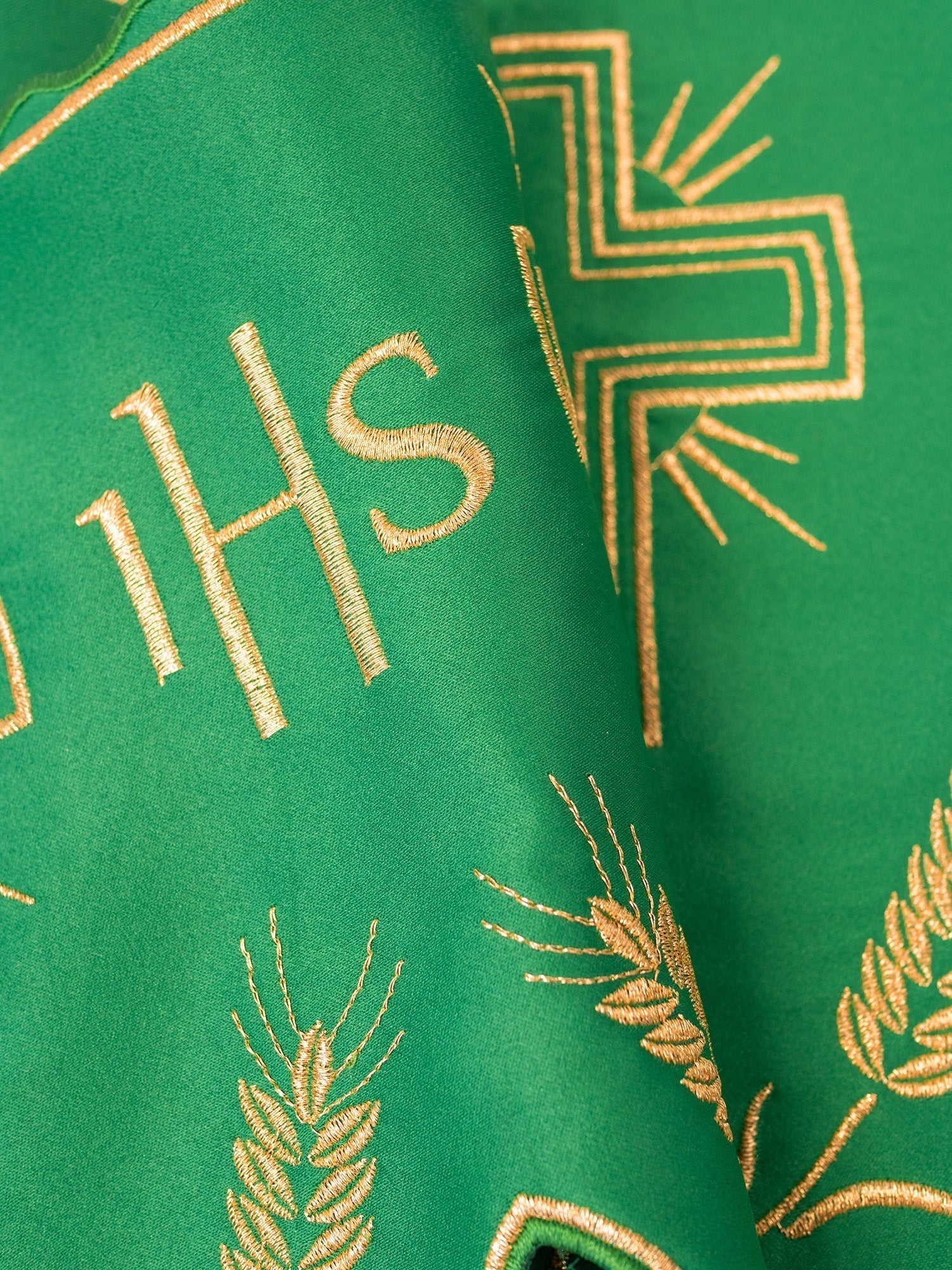 Puntilla de altar con bordado Cruz e IHS- verde