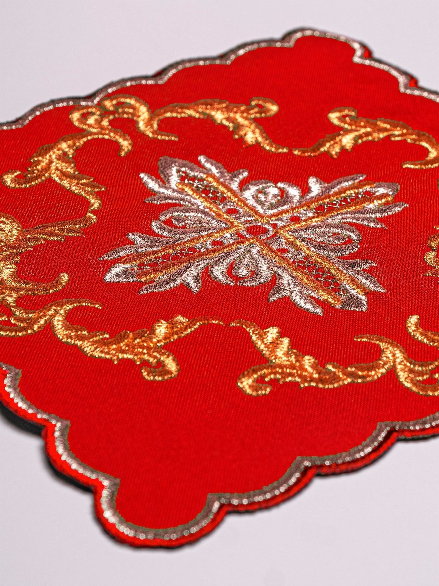 Servicio de altar rojo con cruz bordada