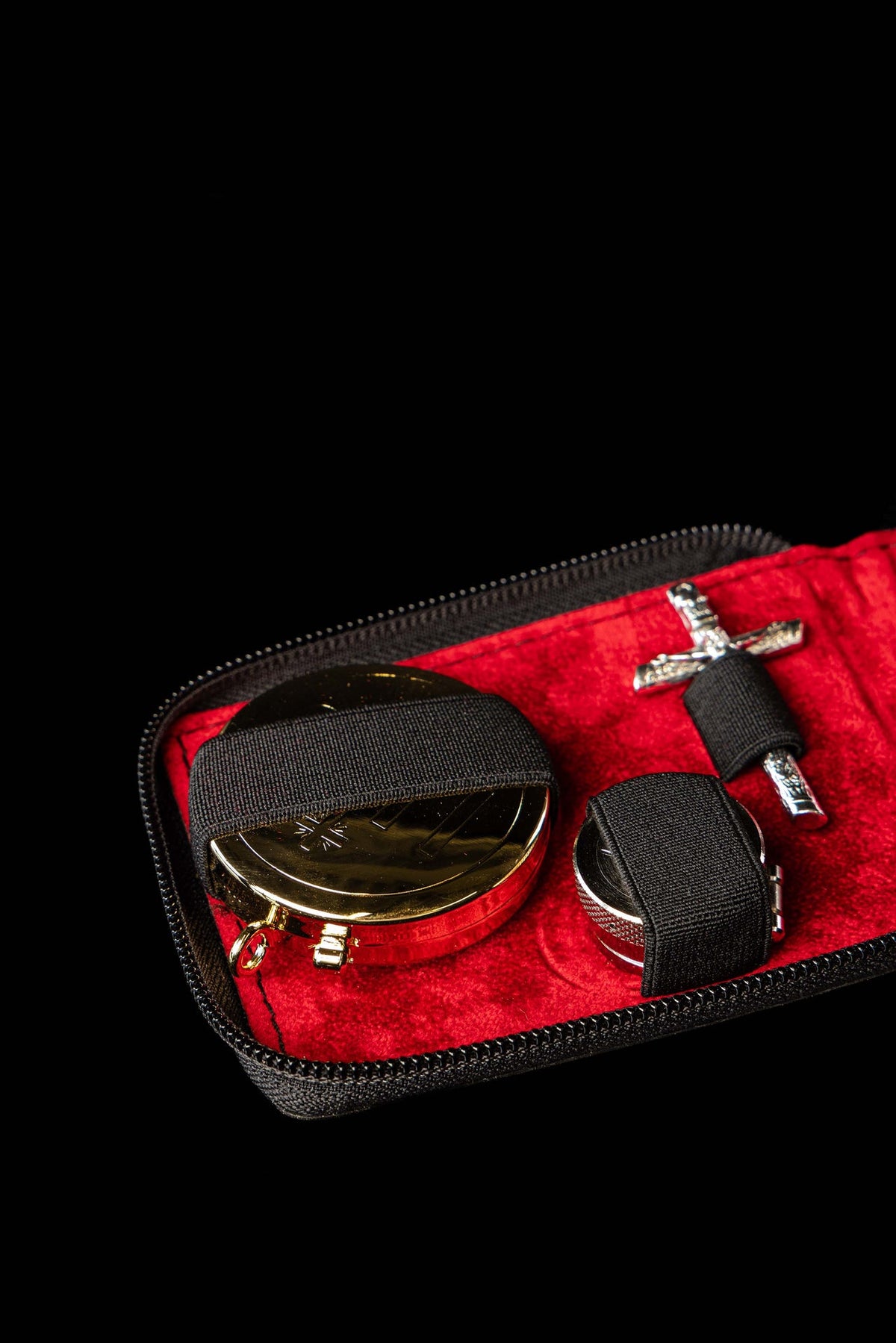 Bursa con equipamiento litúrgico y estuche rígido