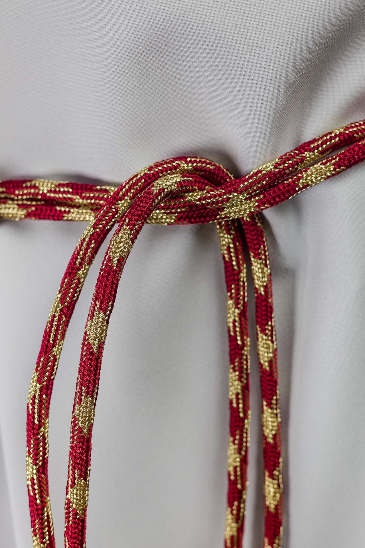 Cíngulo litúrgico rojo y dorado