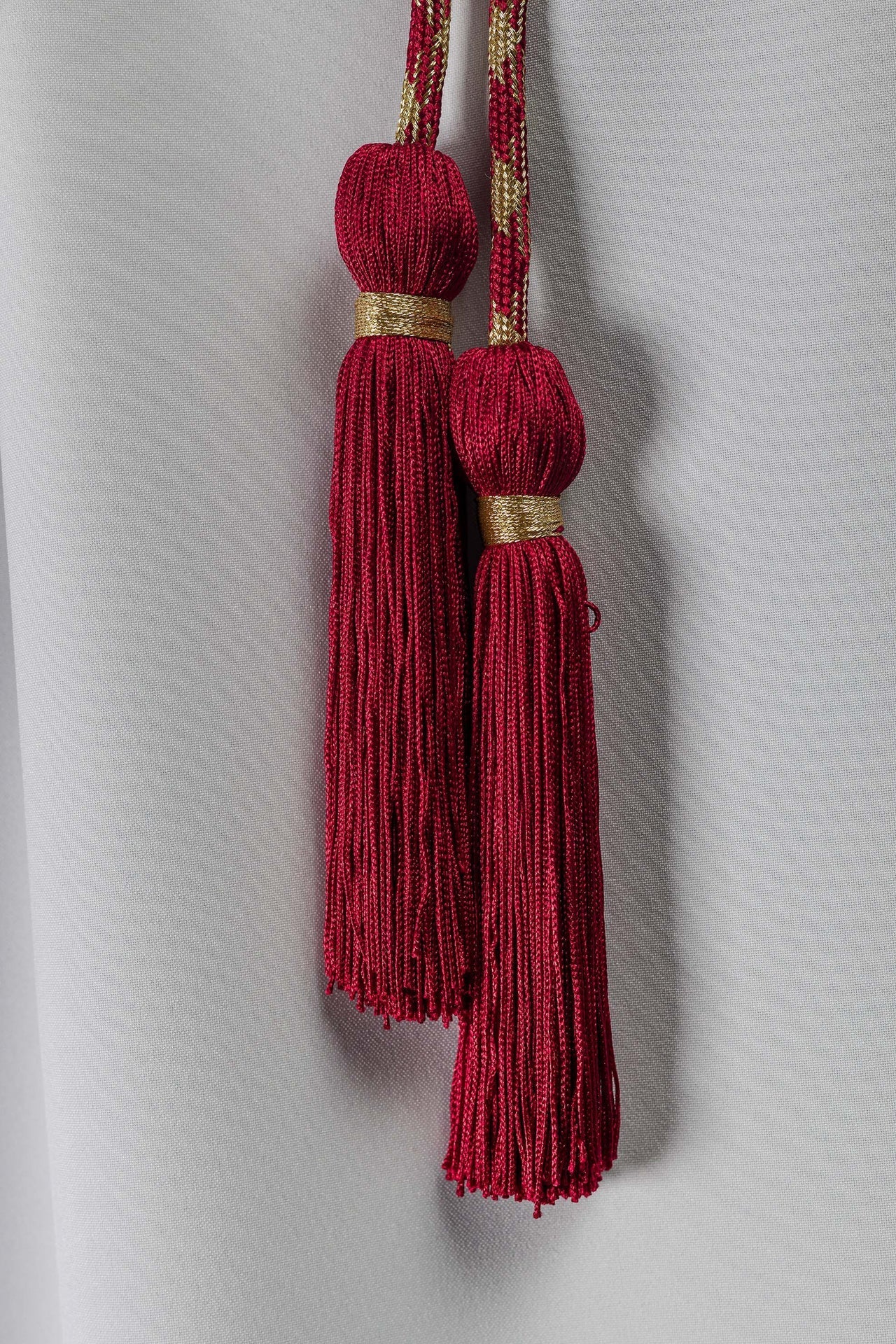 Cíngulo litúrgico rojo y dorado