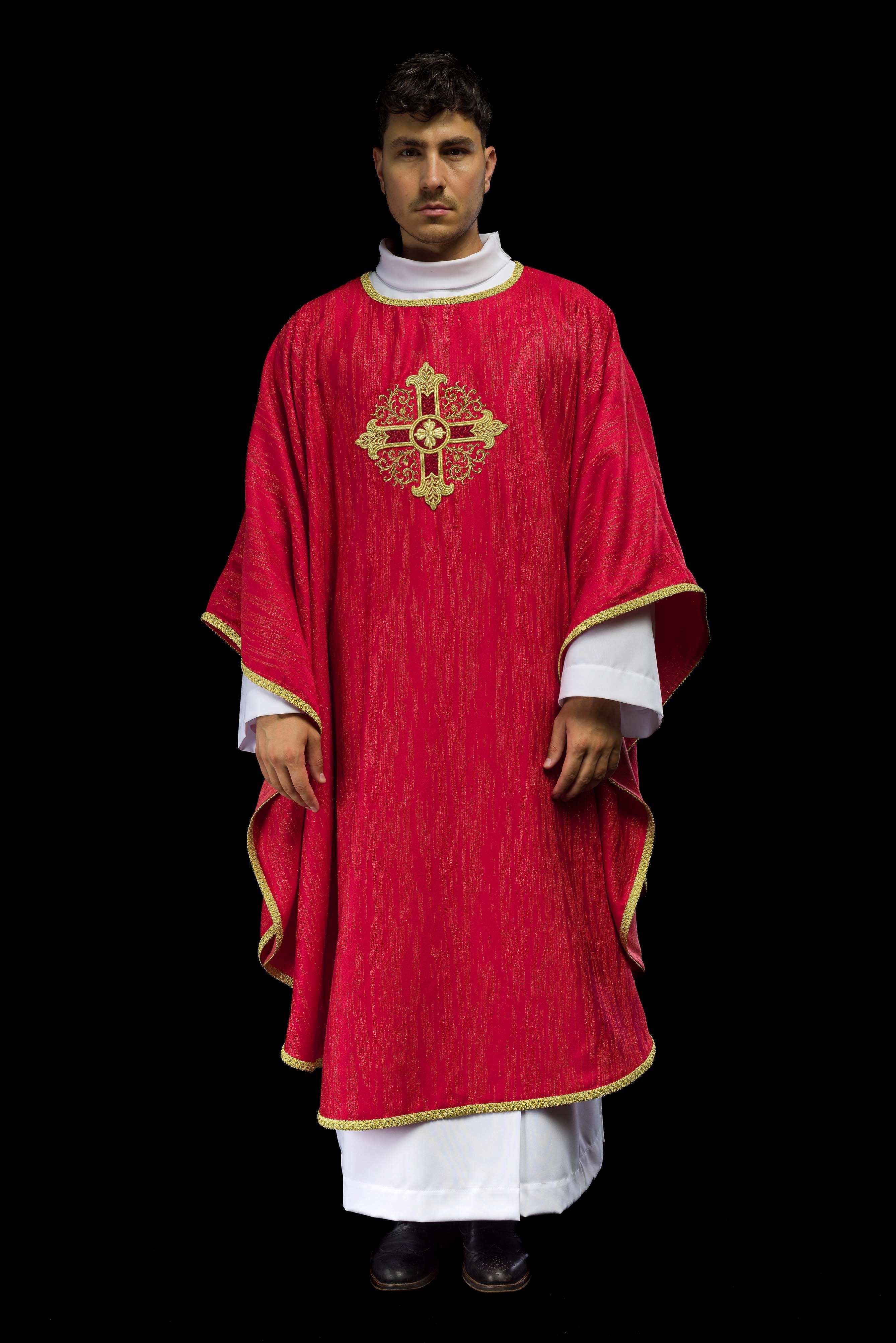 Casulla roja con motivo bordado de cruz en tejido decorativo