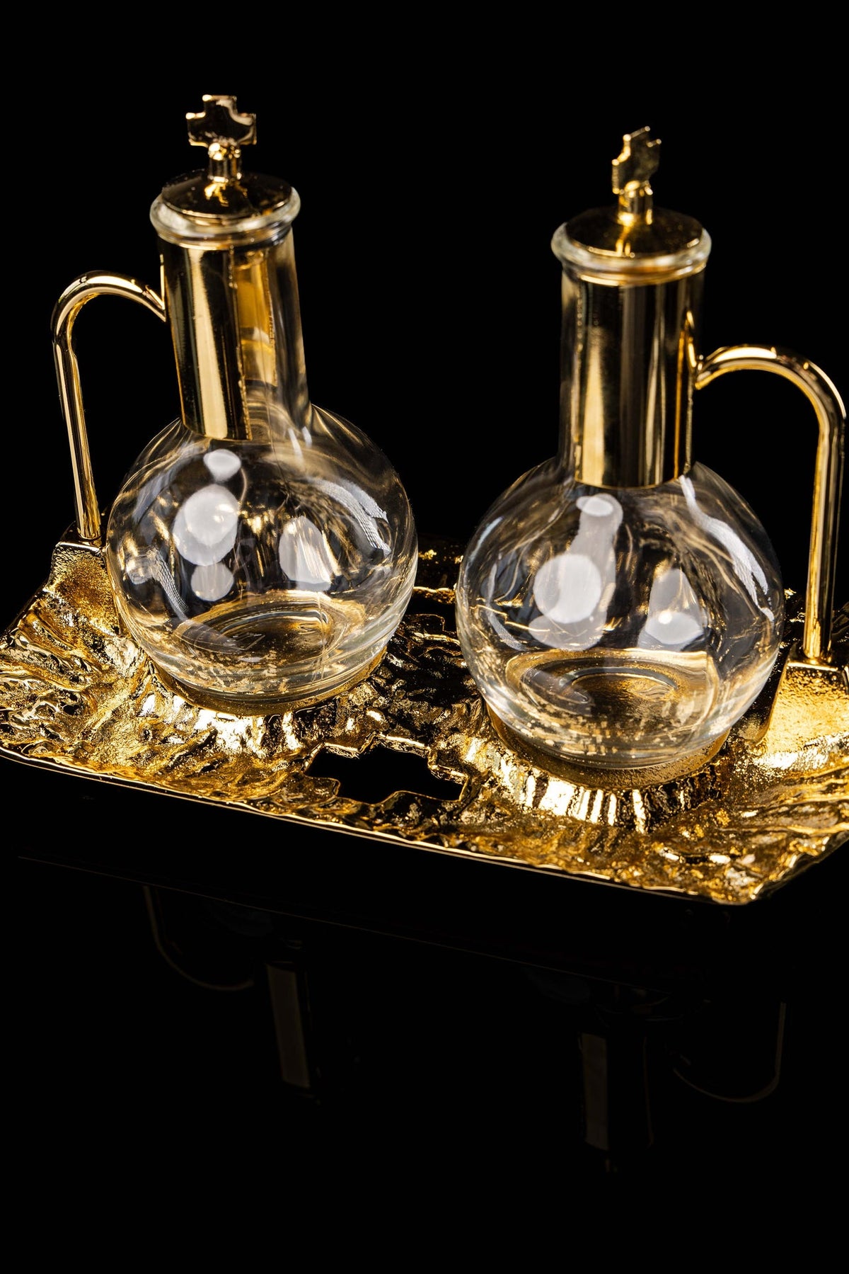 Vinajeras litúrgicas para vino y agua con bandeja bañada en oro