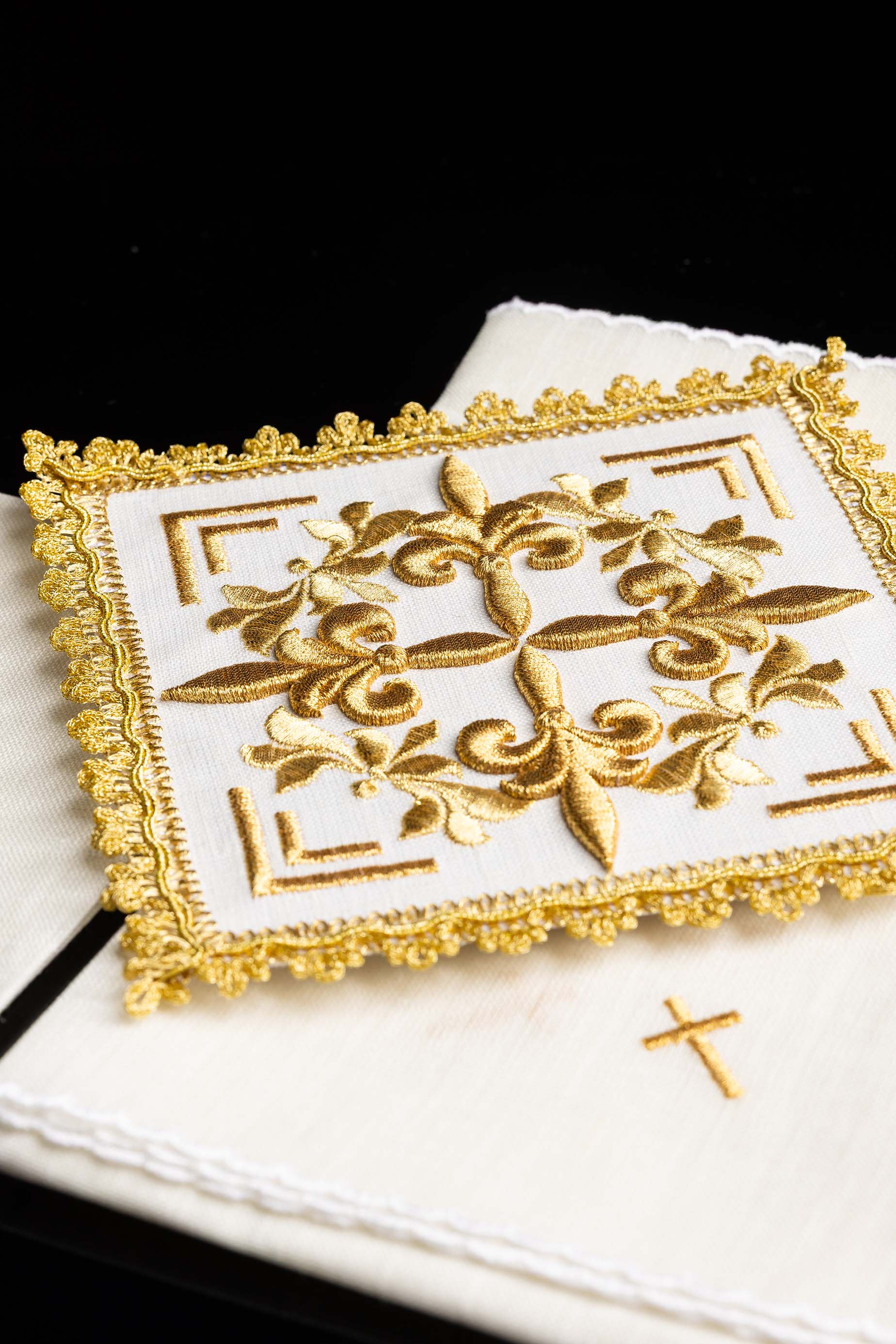 Servicio de altar bordado con adornos dorados