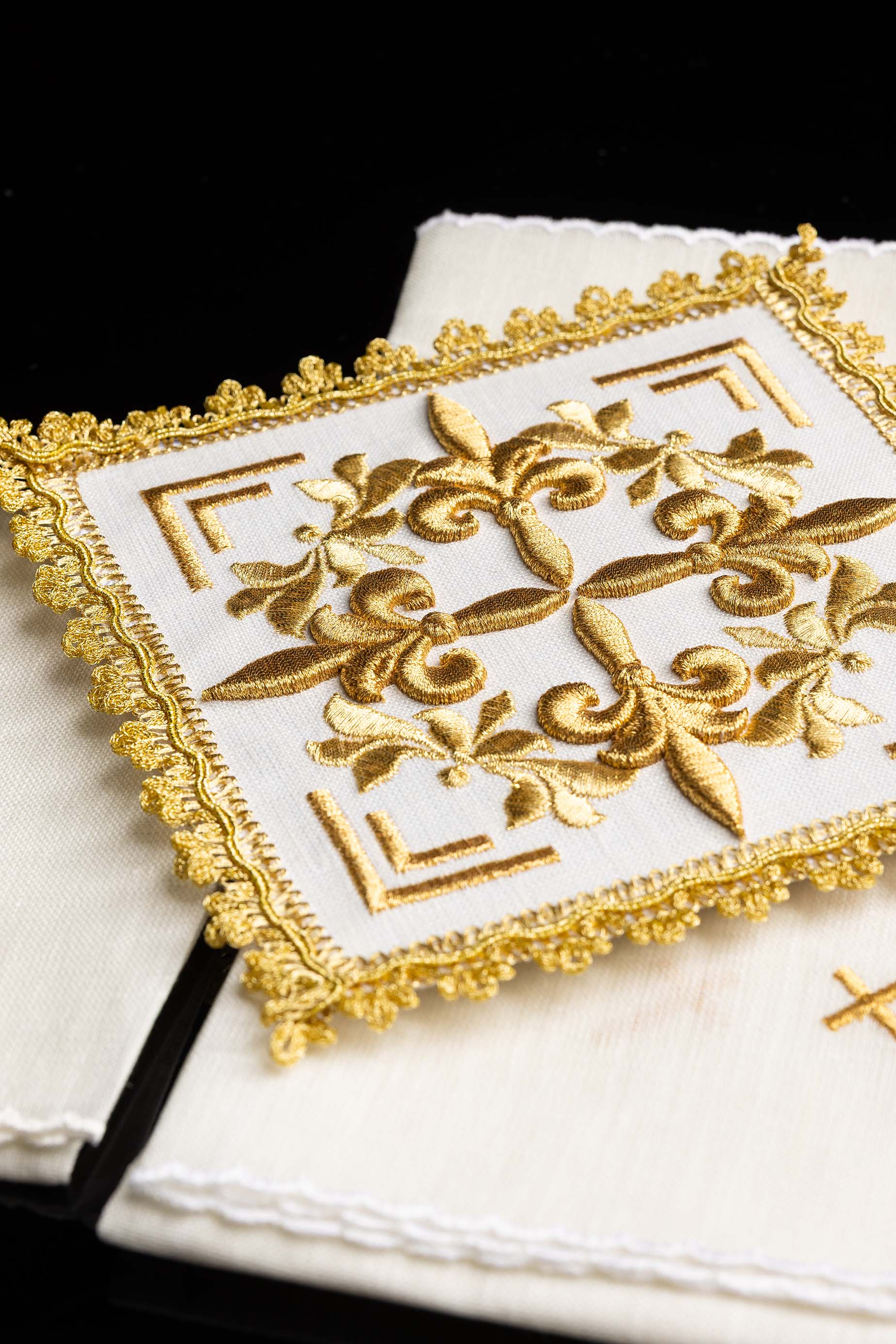 Servicio de altar bordado con adornos dorados