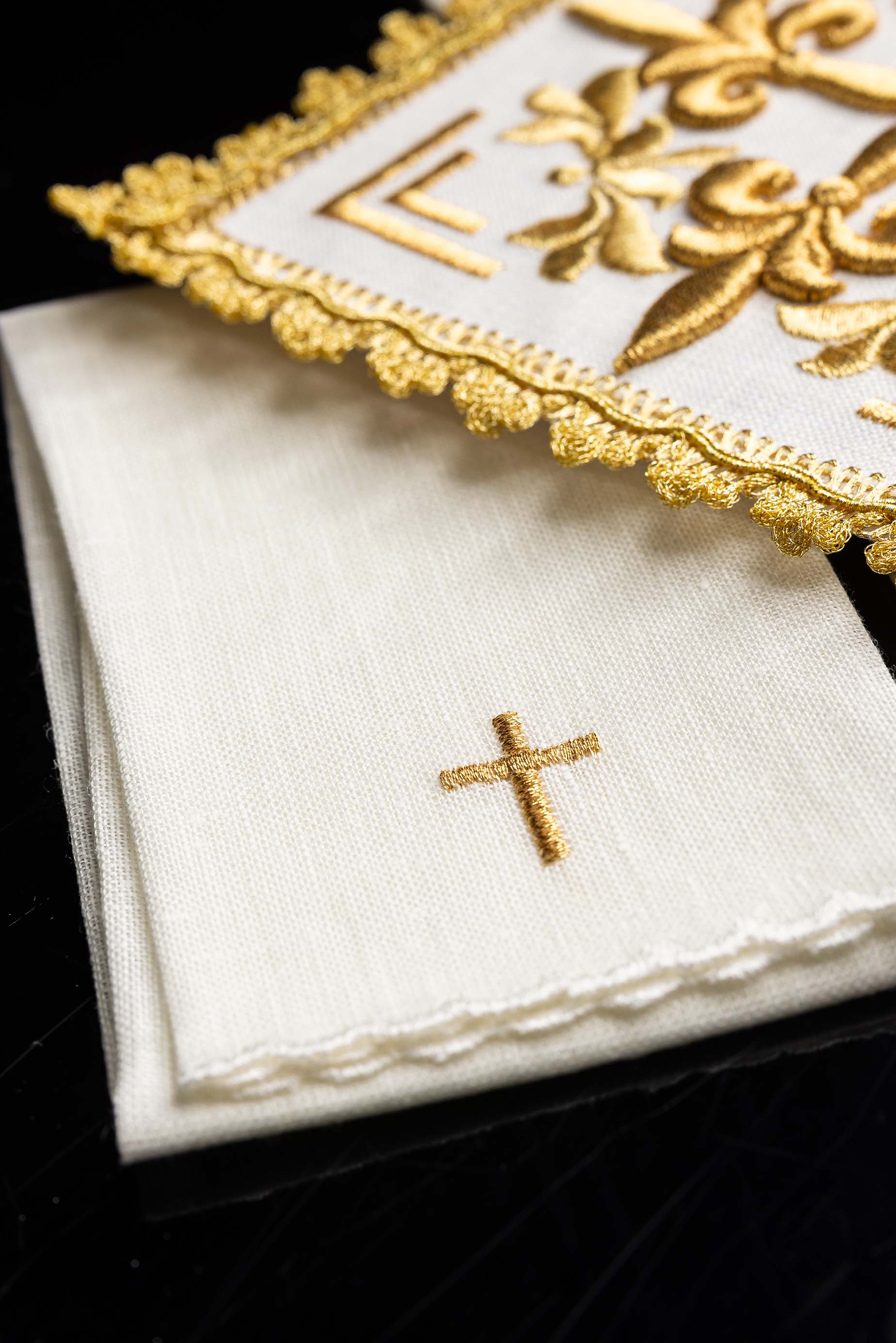 Servicio de altar bordado con adornos dorados