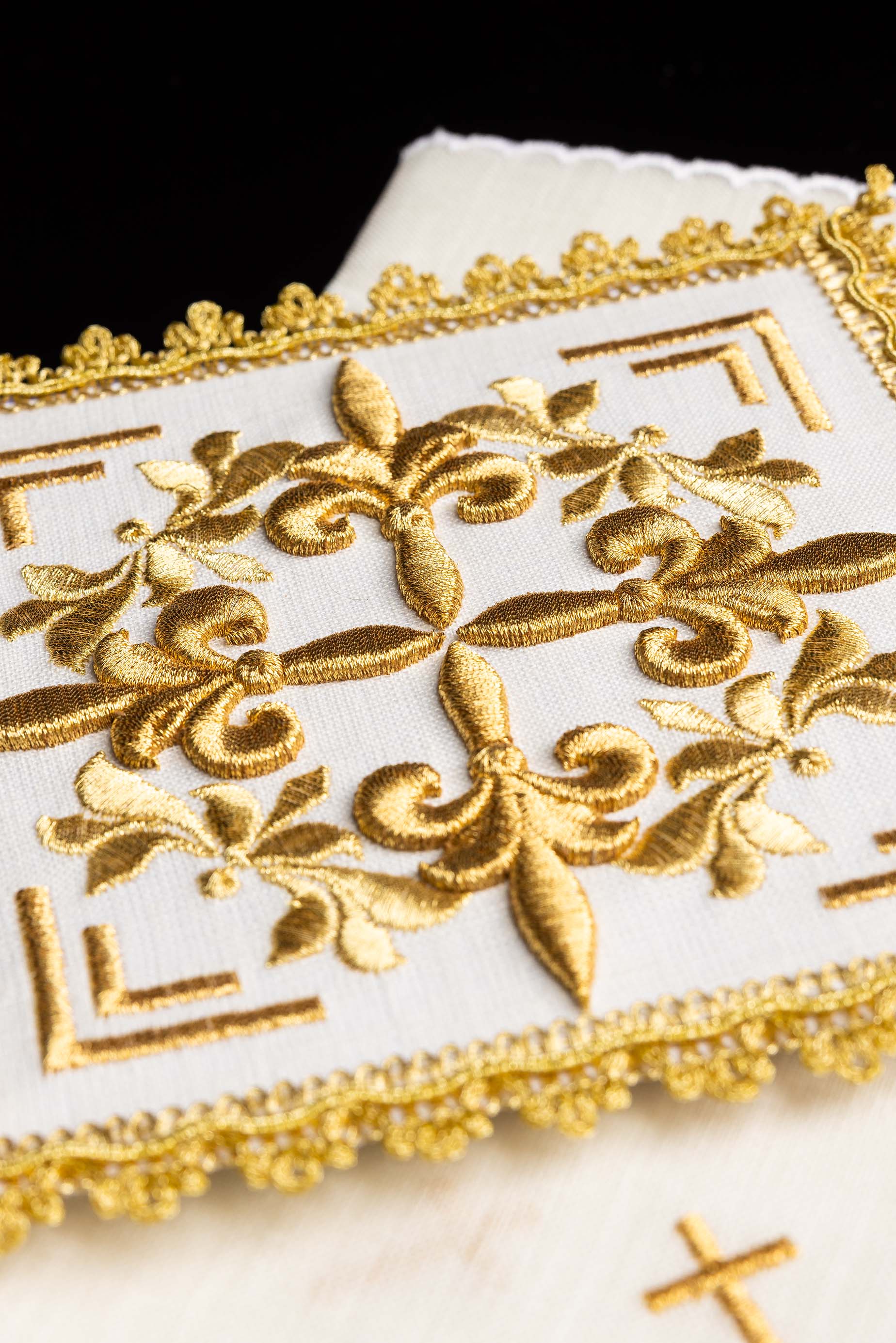 Servicio de altar bordado con adornos dorados
