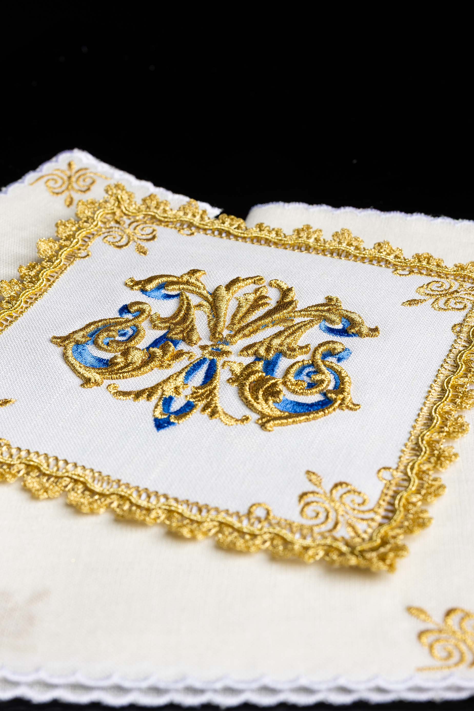 Servicio de altar bordado con símbolo Mariano de oro