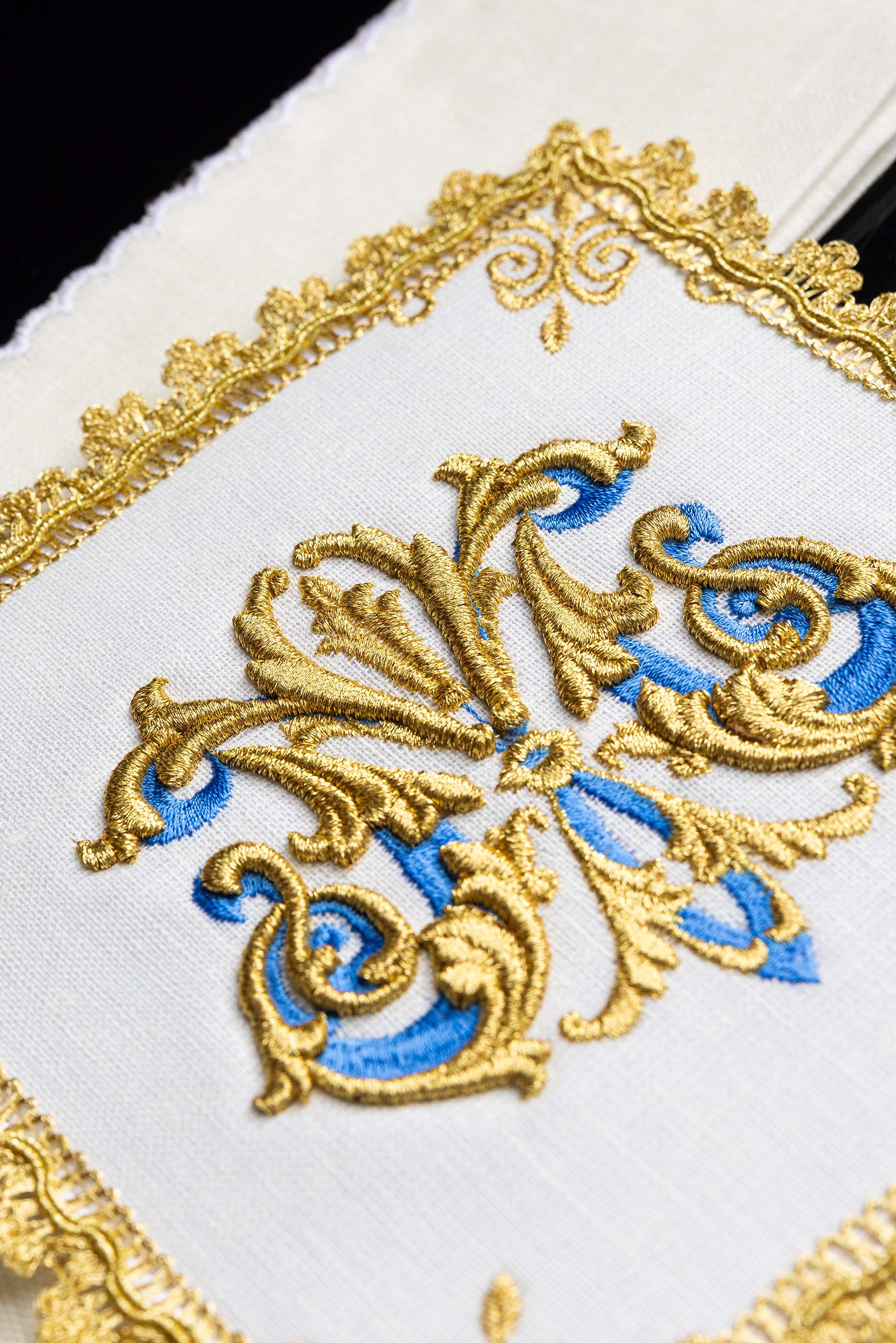 Servicio de altar bordado con símbolo Mariano de oro
