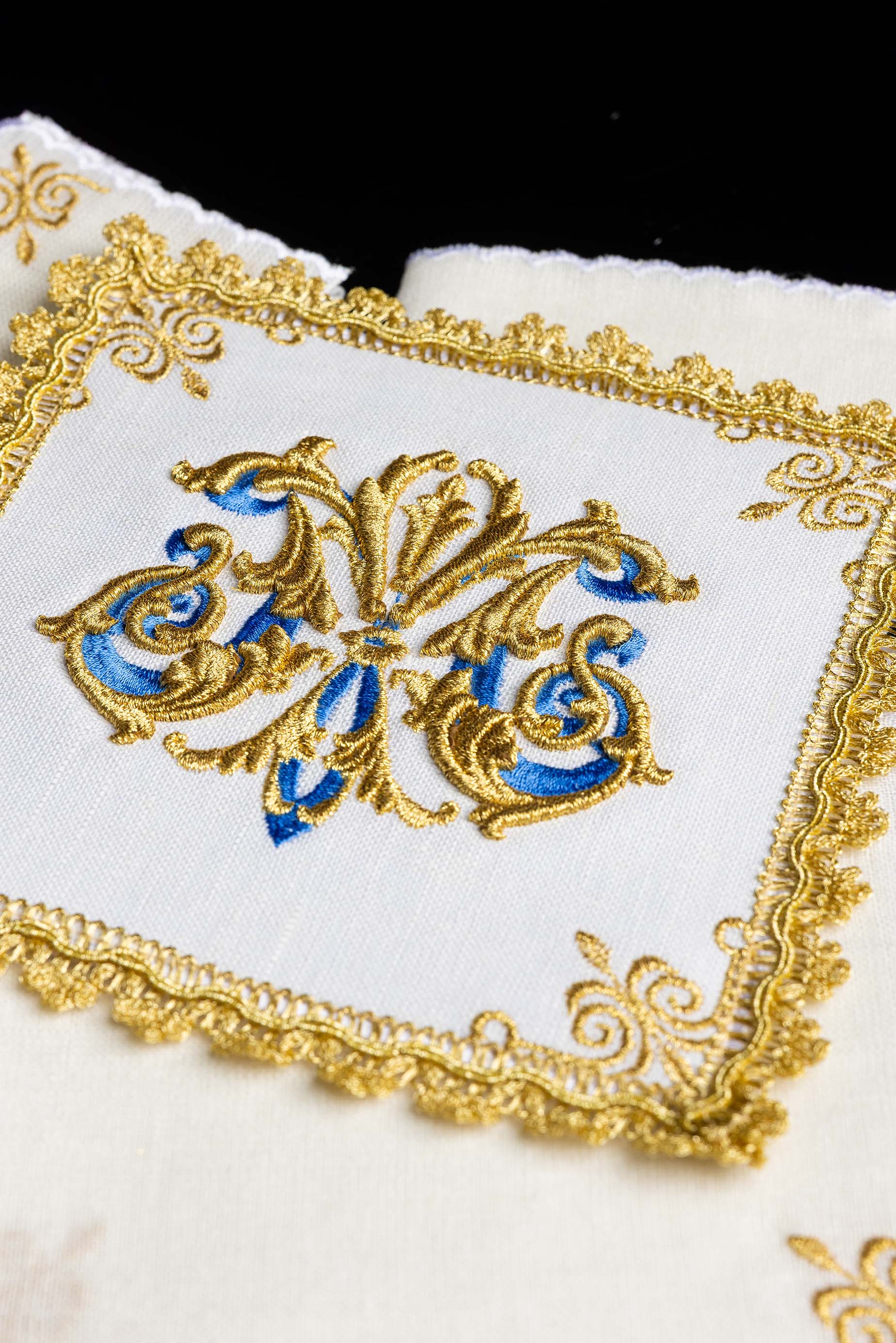 Servicio de altar bordado con símbolo Mariano de oro