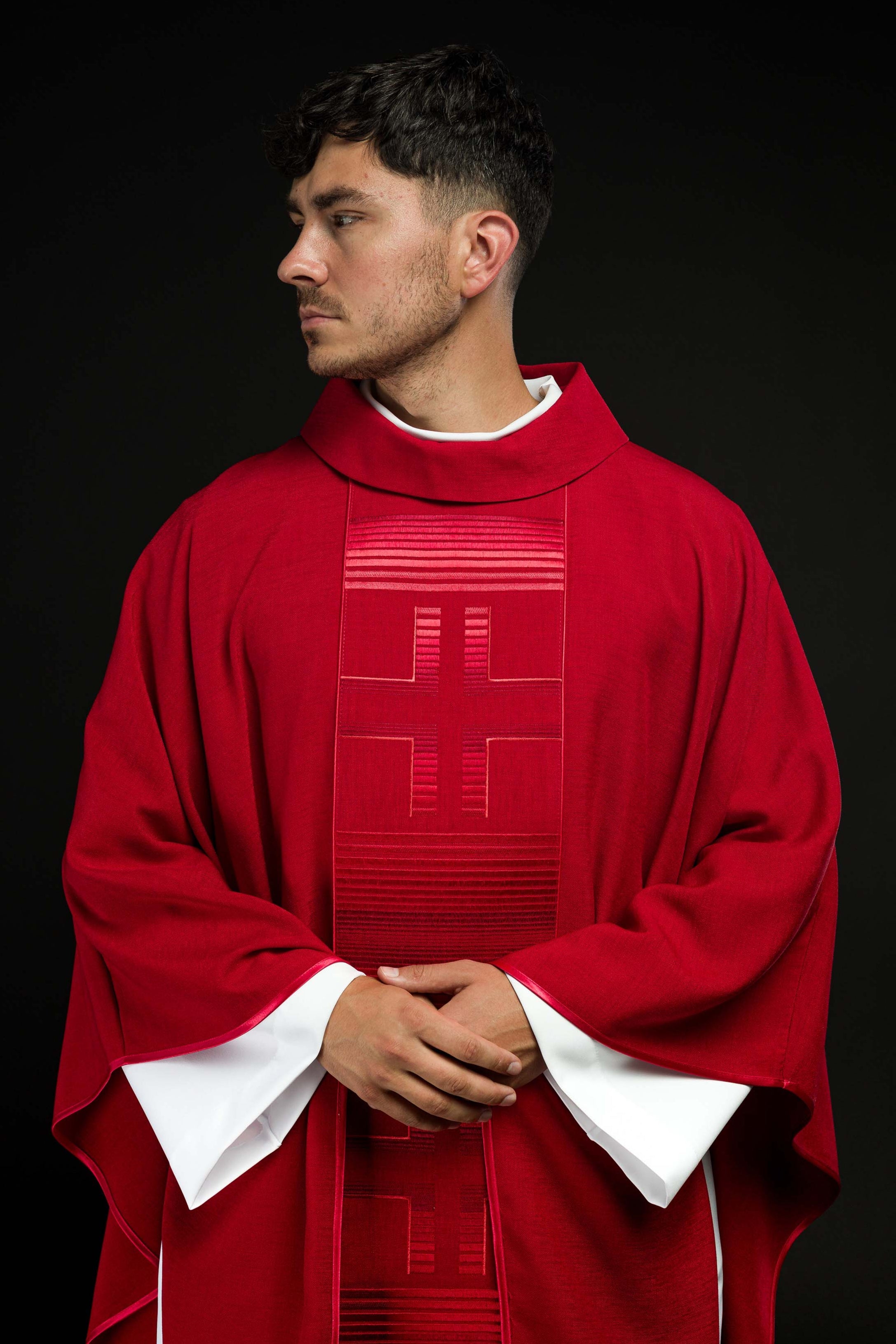 Casulla bordada con cruces rojas