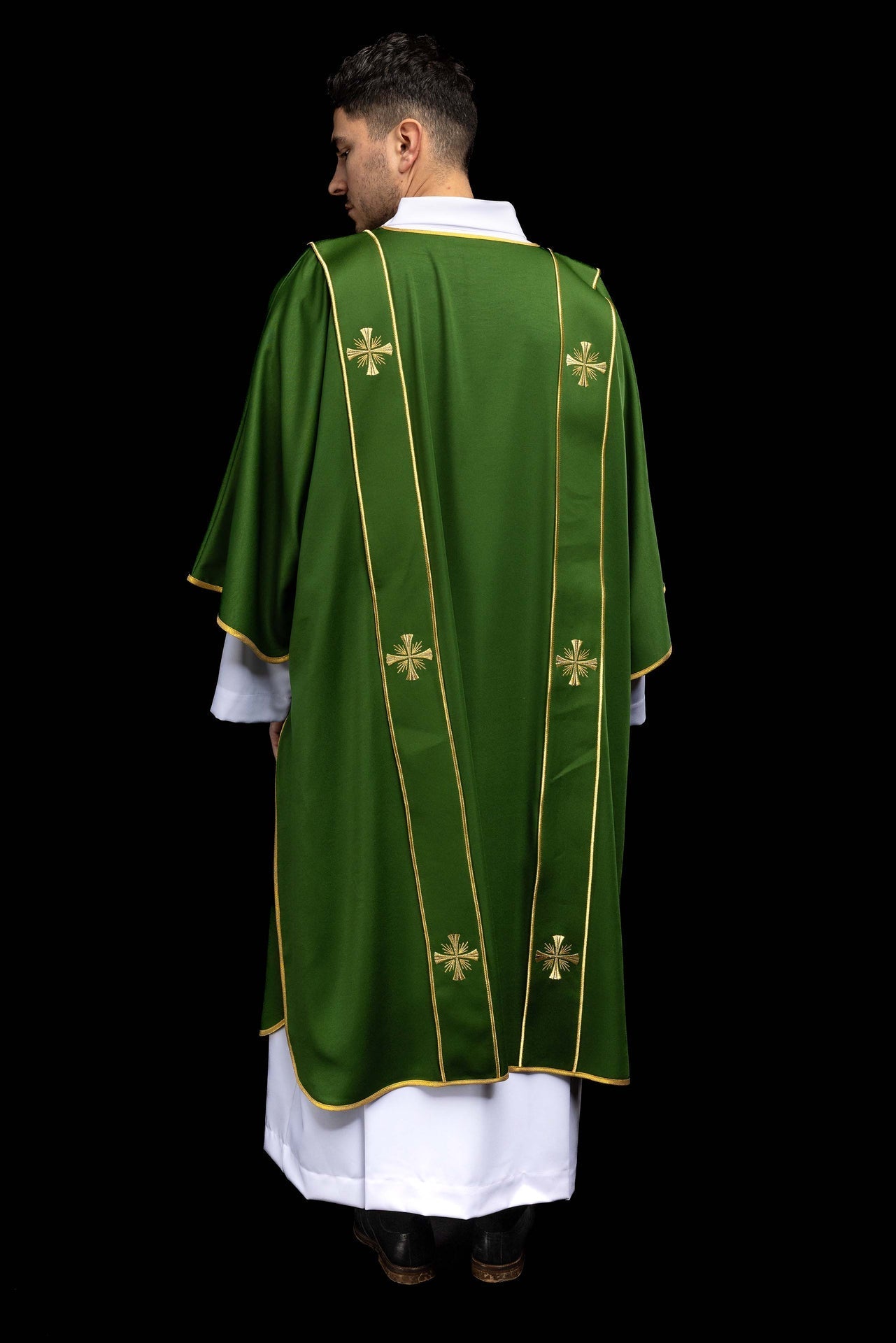 Dalmática verde con bandas y cruces doradas bordadas