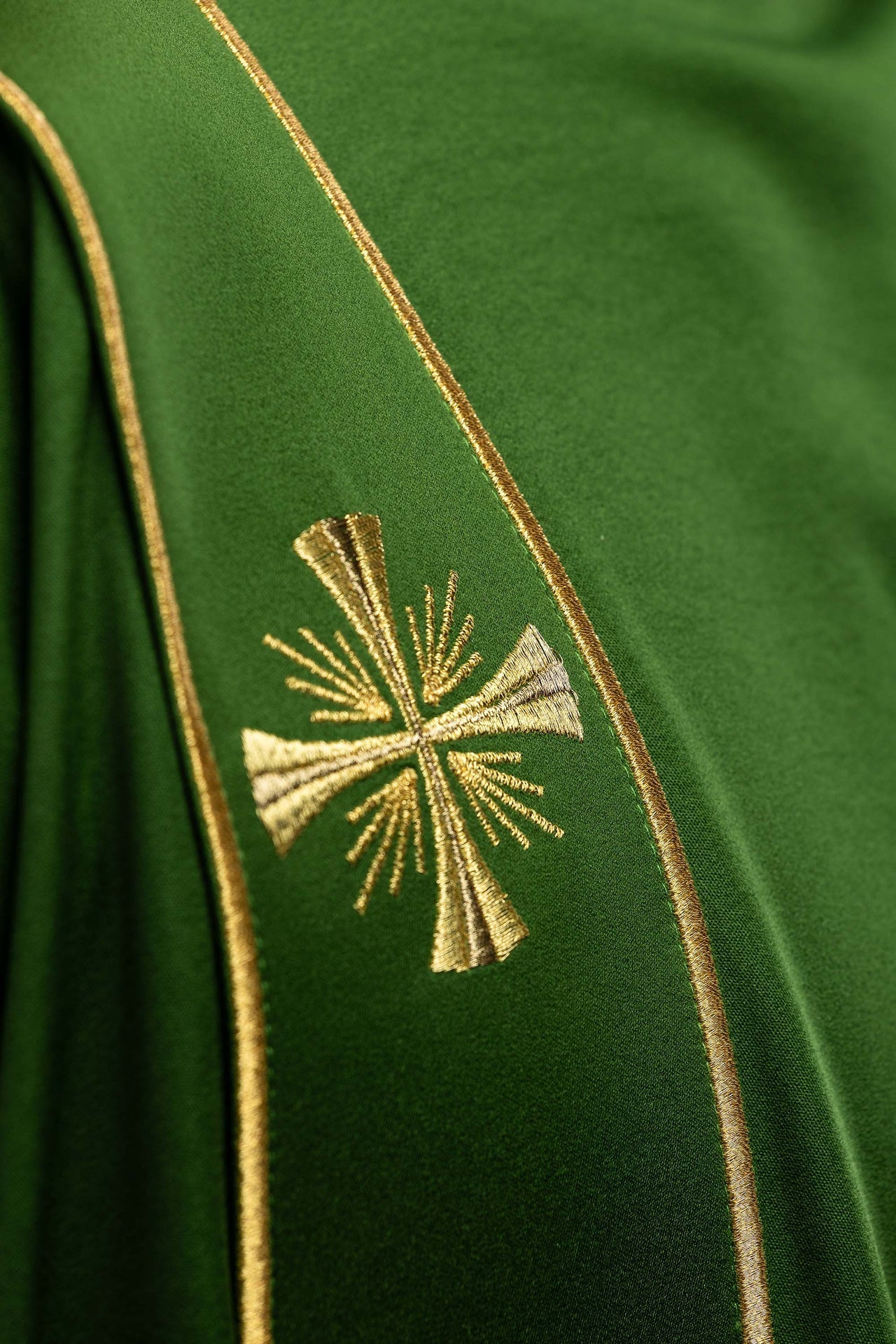 Dalmática verde con bandas y cruces doradas bordadas