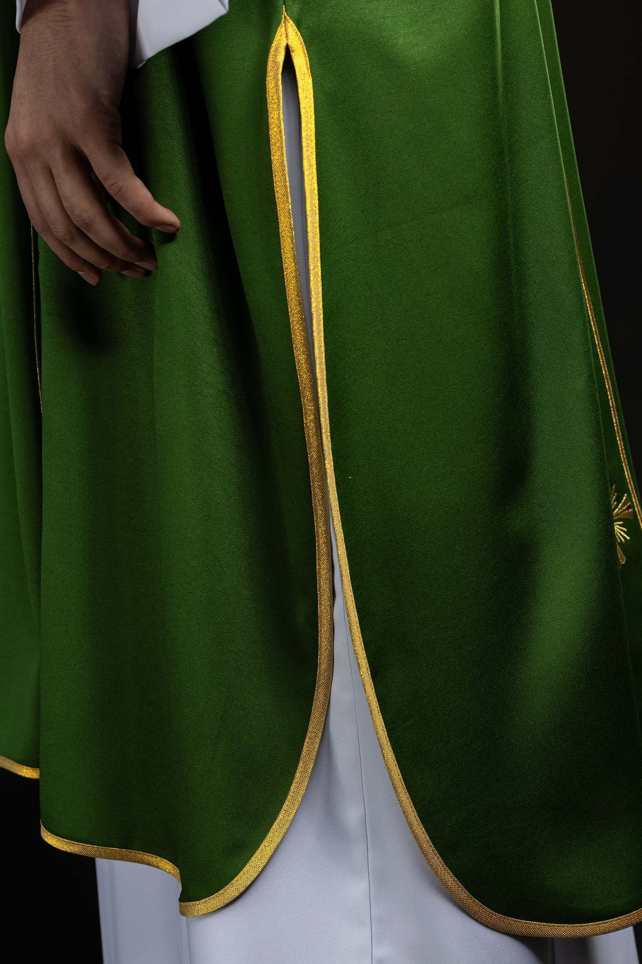 Dalmática verde con bandas y cruces doradas bordadas