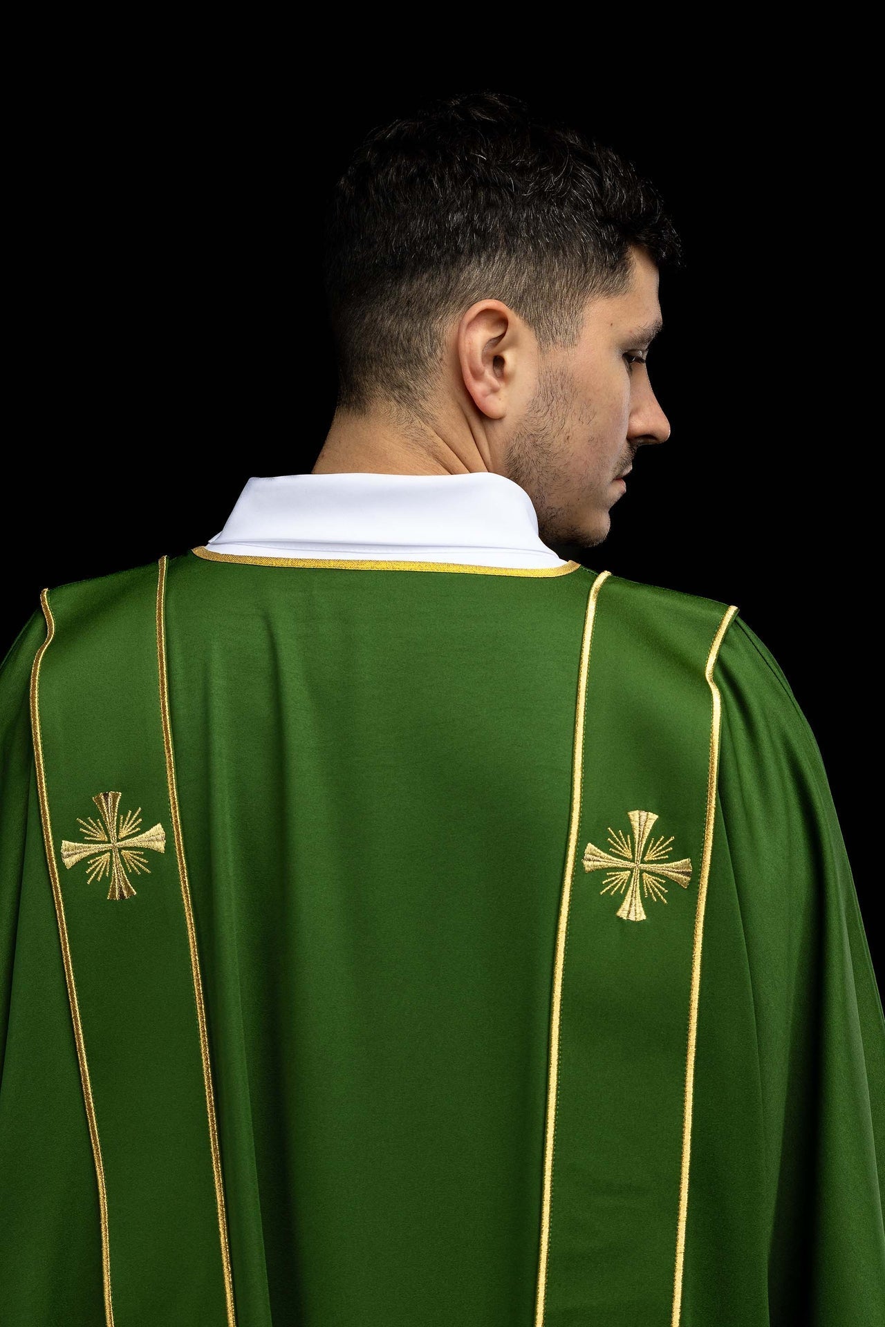 Dalmática verde con bandas y cruces doradas bordadas