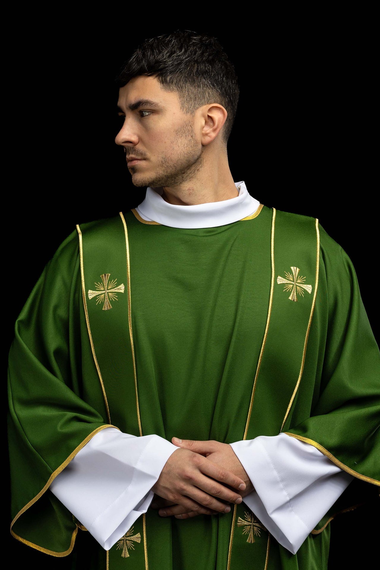 Dalmática verde con bandas y cruces doradas bordadas