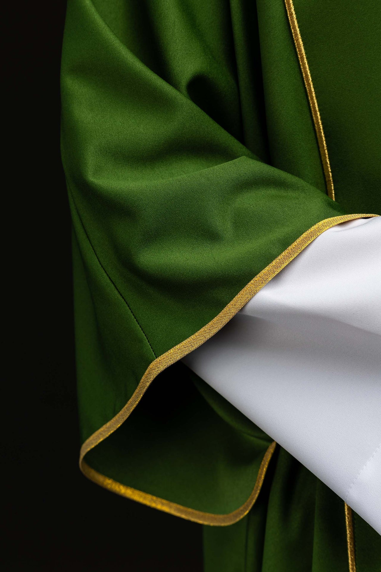 Dalmática verde con bandas y cruces doradas bordadas