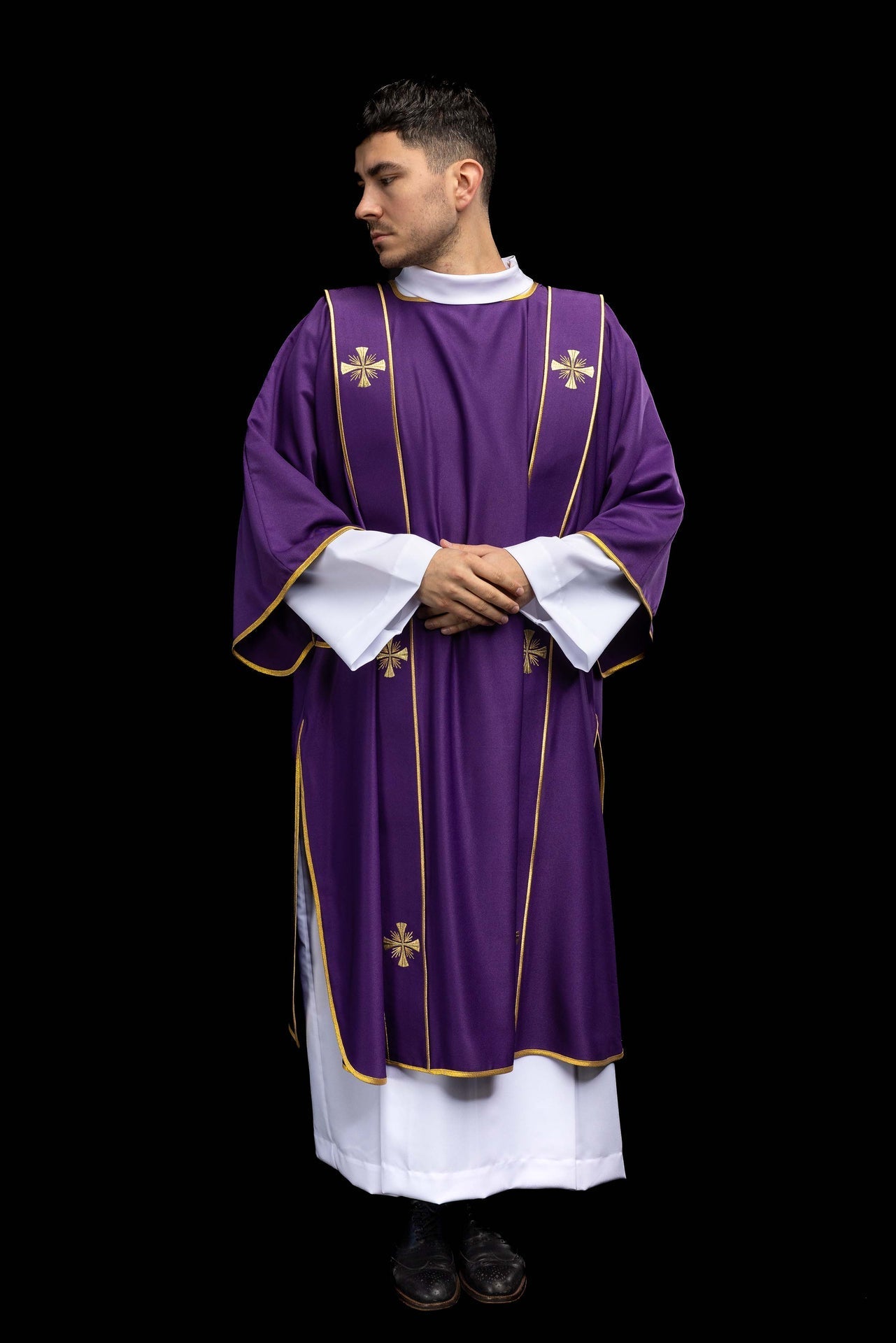 Dalmática morada con bandas y cruces doradas bordadas