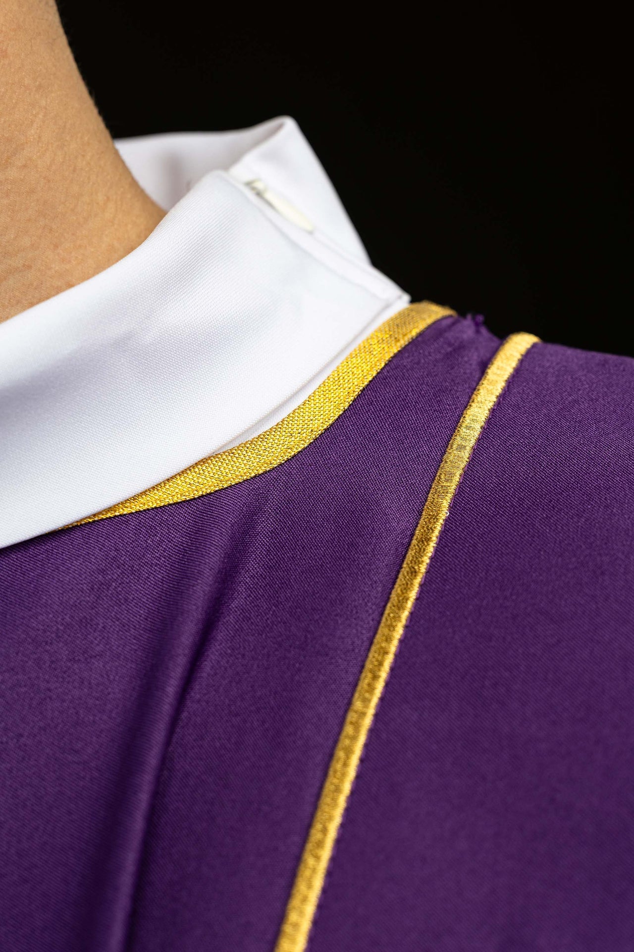 Dalmática morada con bandas y cruces doradas bordadas