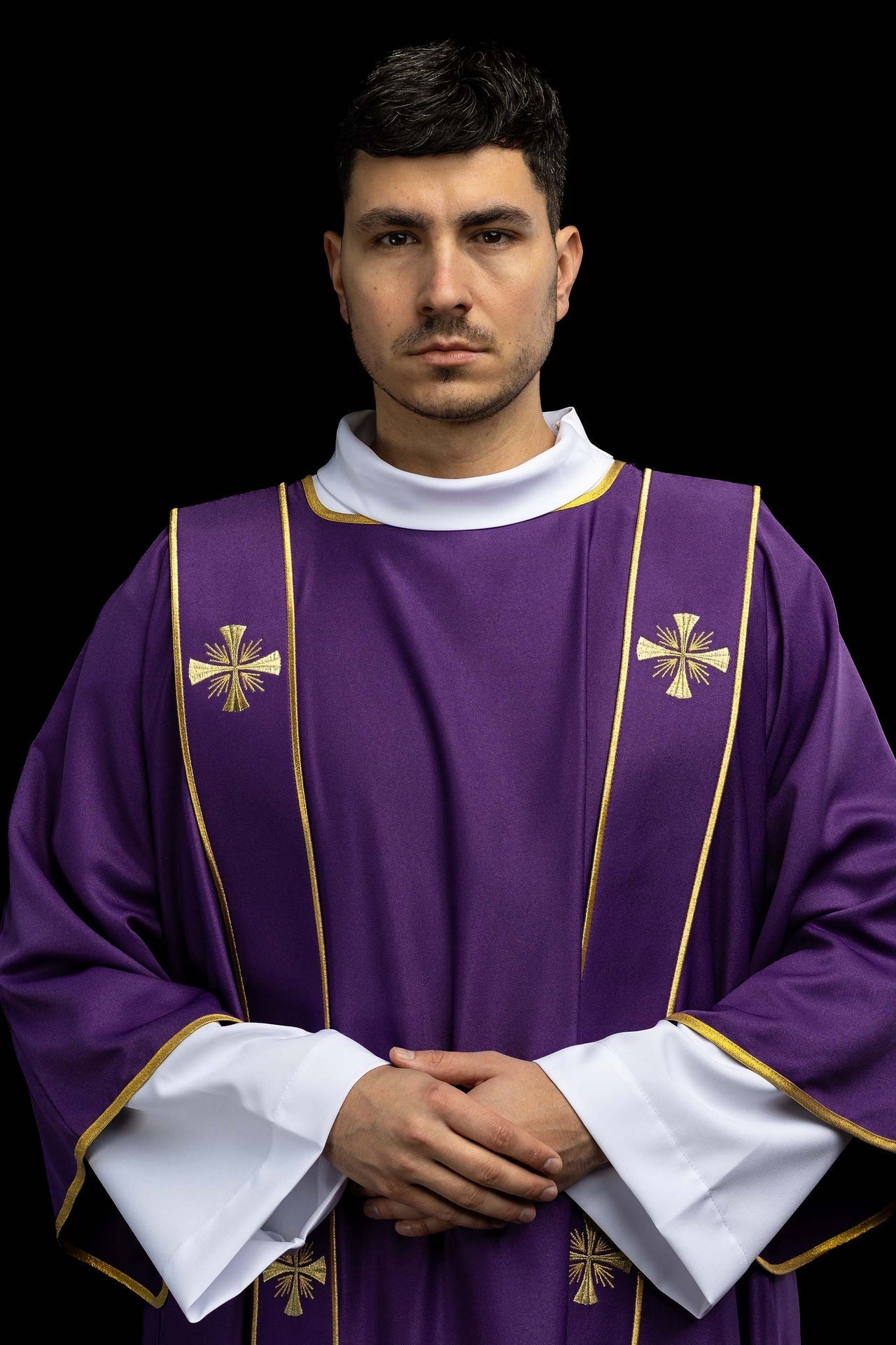Dalmática morada con bandas y cruces doradas bordadas