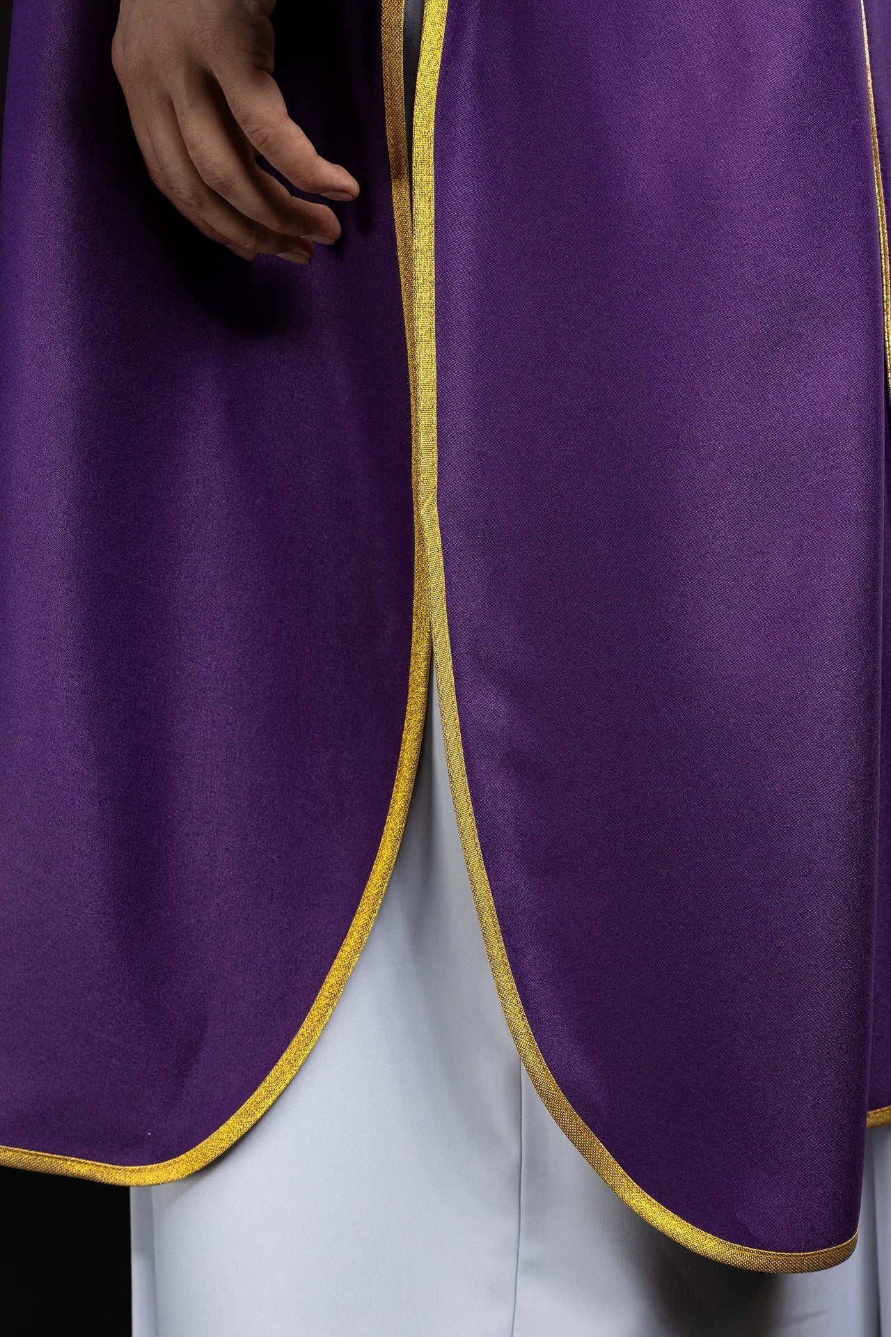Dalmática morada con bandas y cruces doradas bordadas