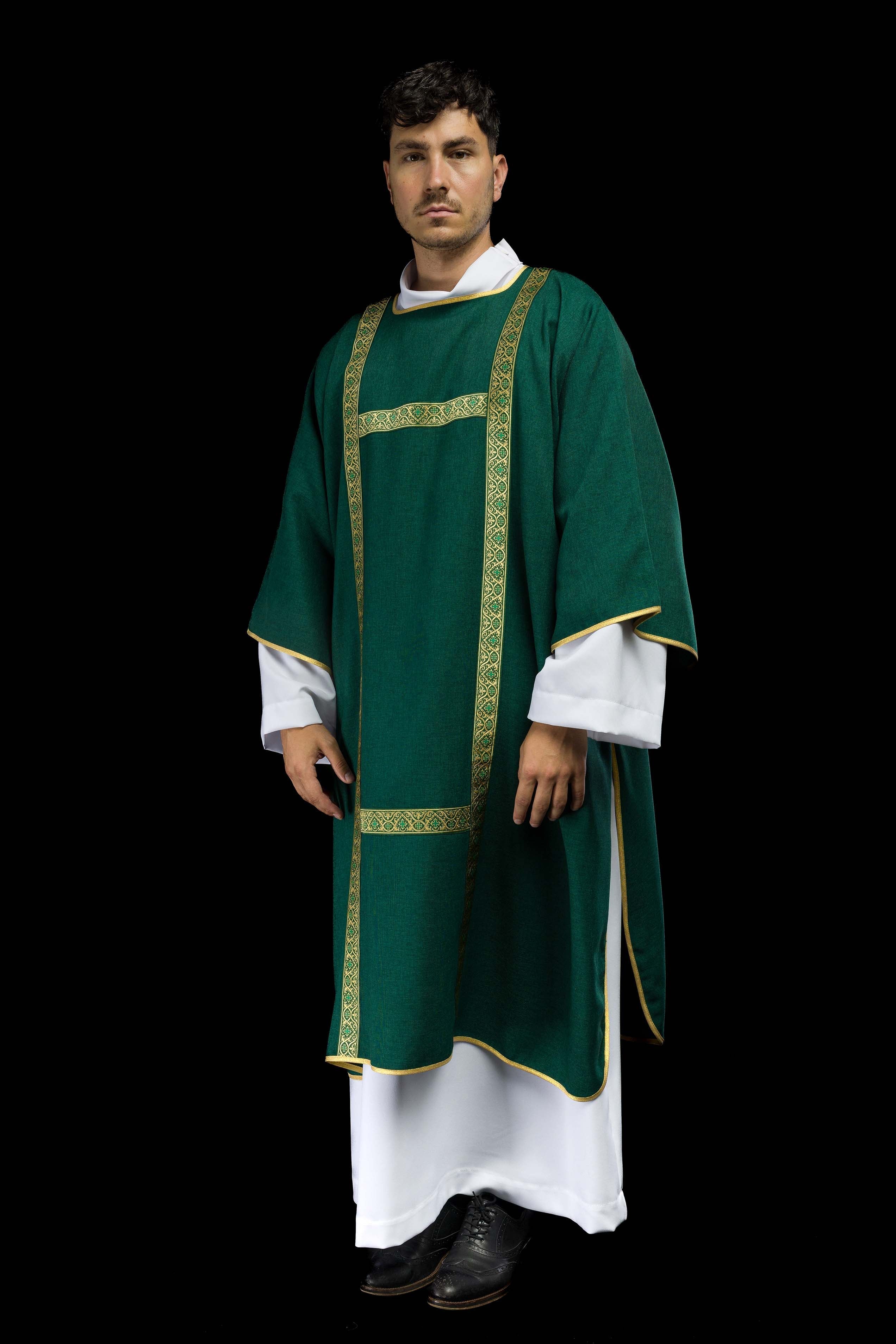 Dalmática verde decorada con cintas de jacquard doradas
