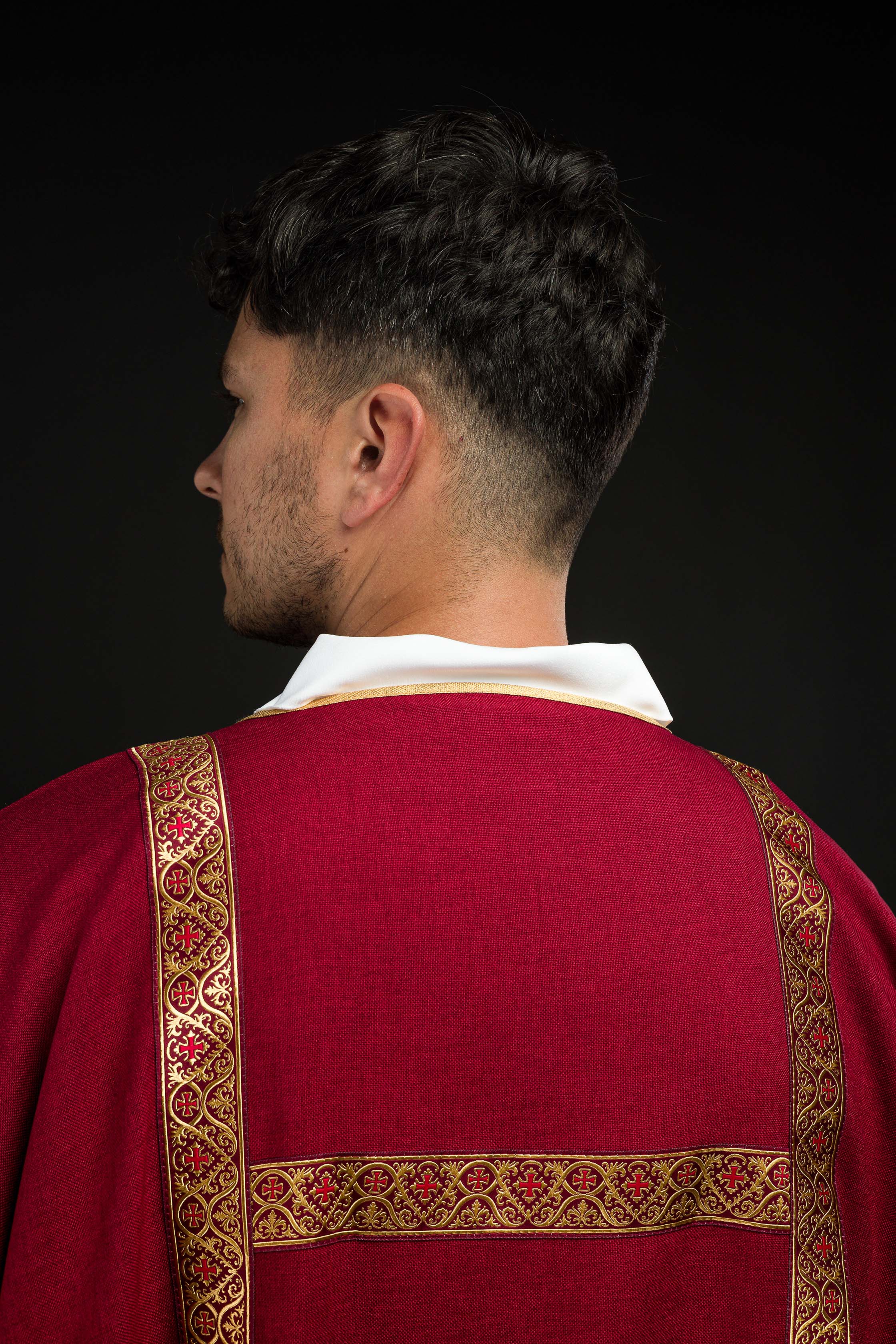 Dalmática roja decorada con cintas de jacquard doradas