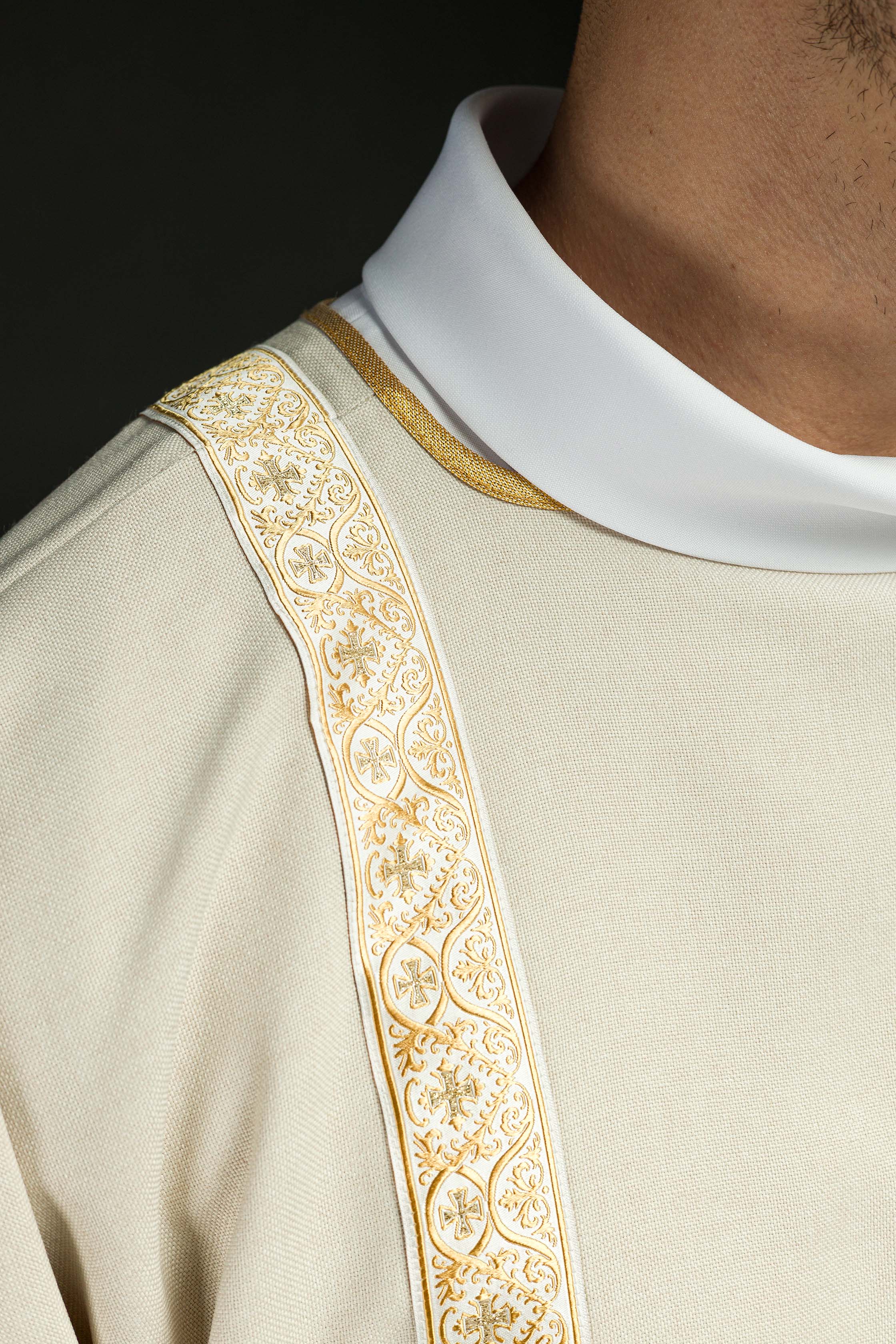 Dalmática ecru decorada con cintas de jacquard doradas