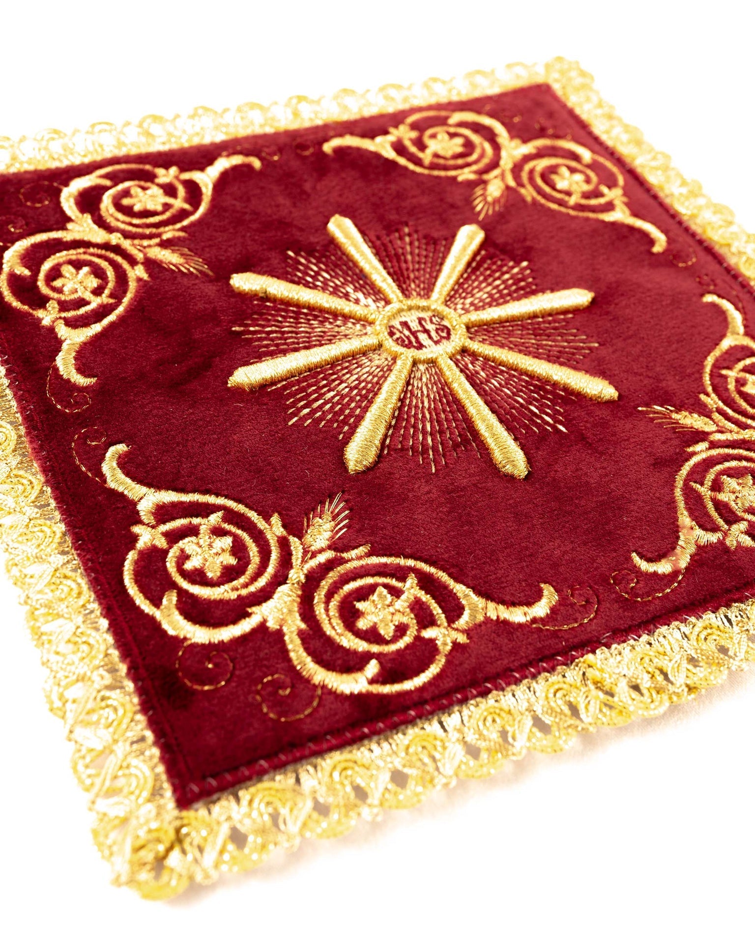 Servicio de altar bordado en terciopelo rojo