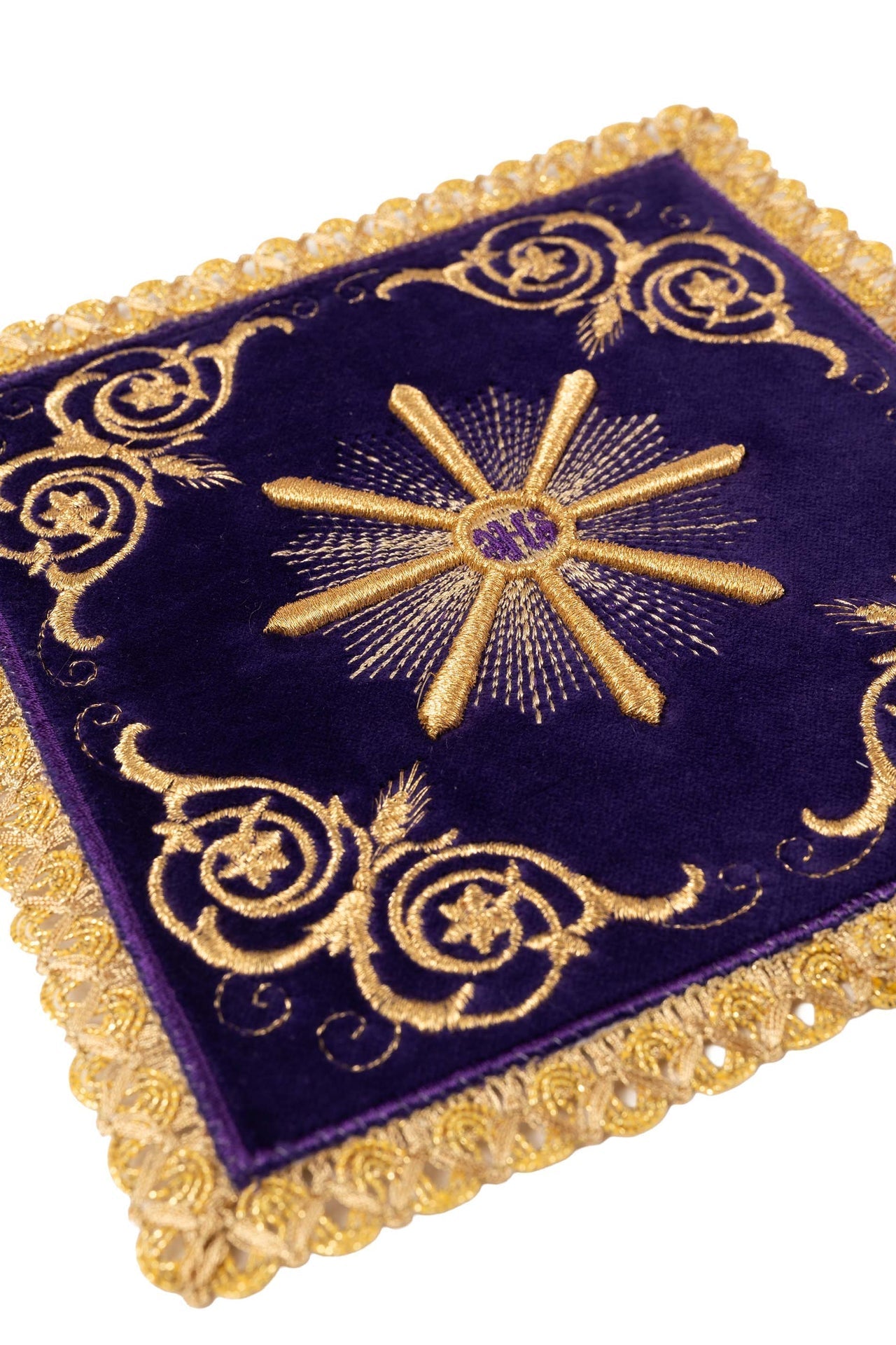 Servicio de altar bordado en terciopelo morado