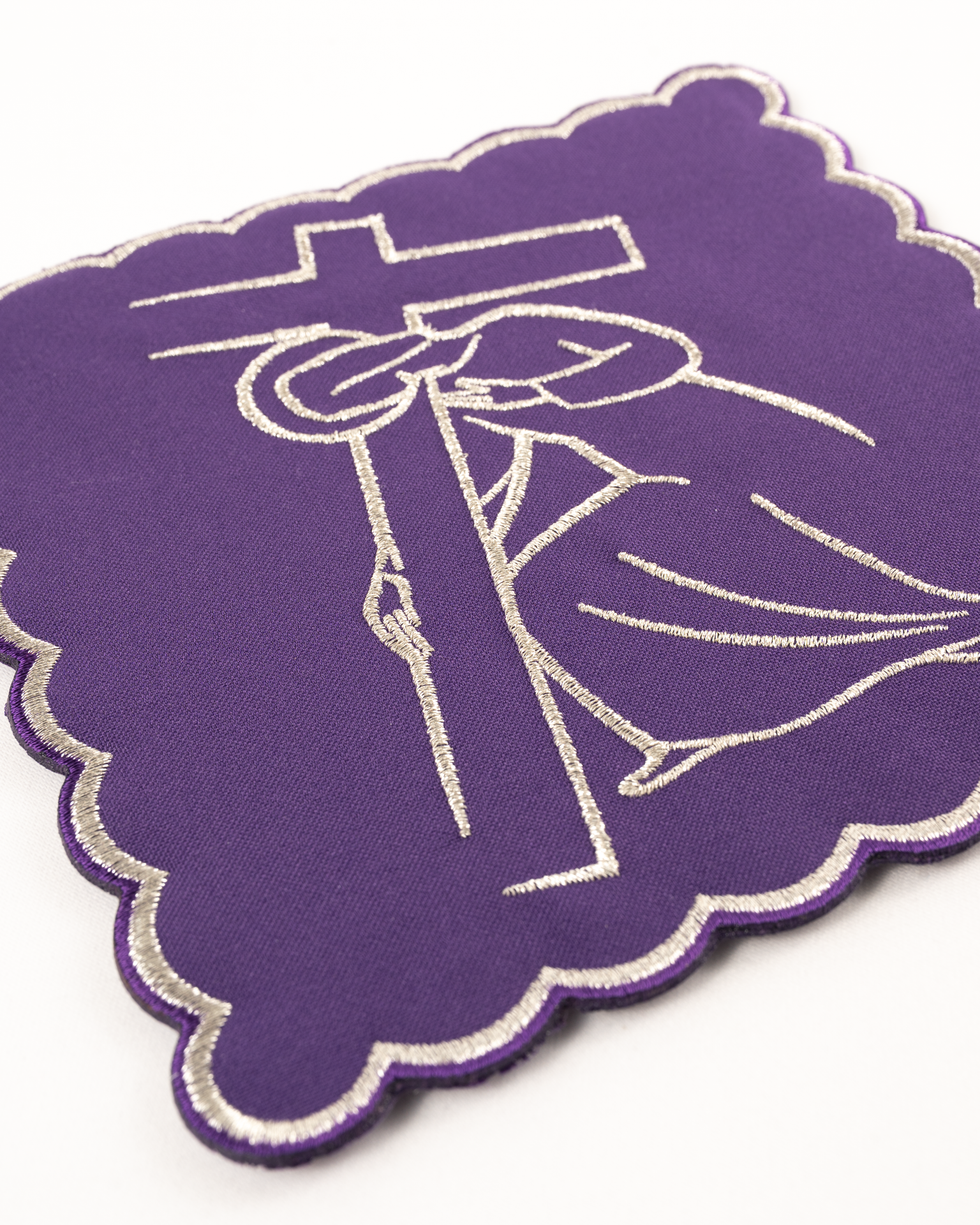 Servicio de altar bordado con el Vía Crucis