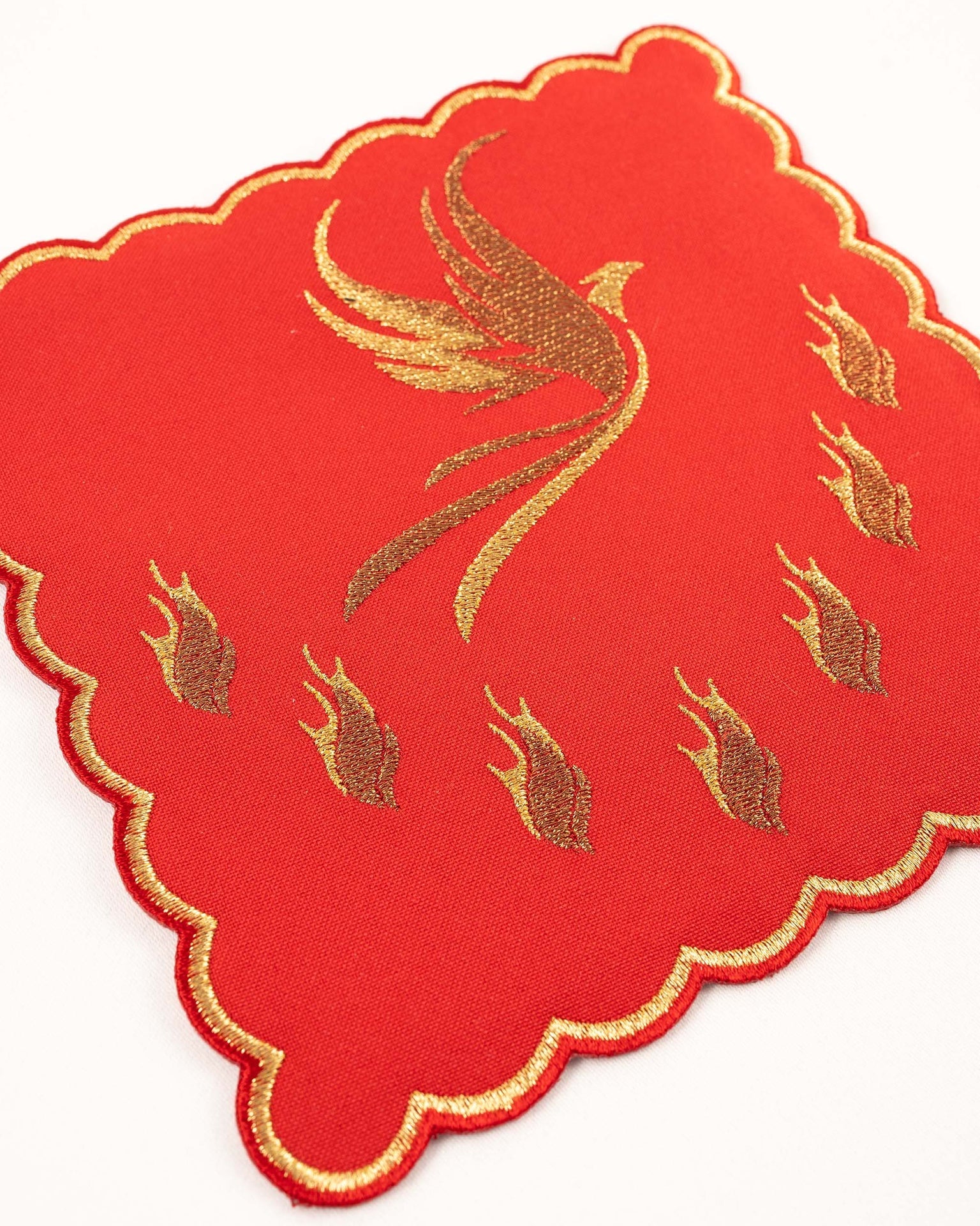 Servicio de altar rojo con bordado del Espíritu Santo