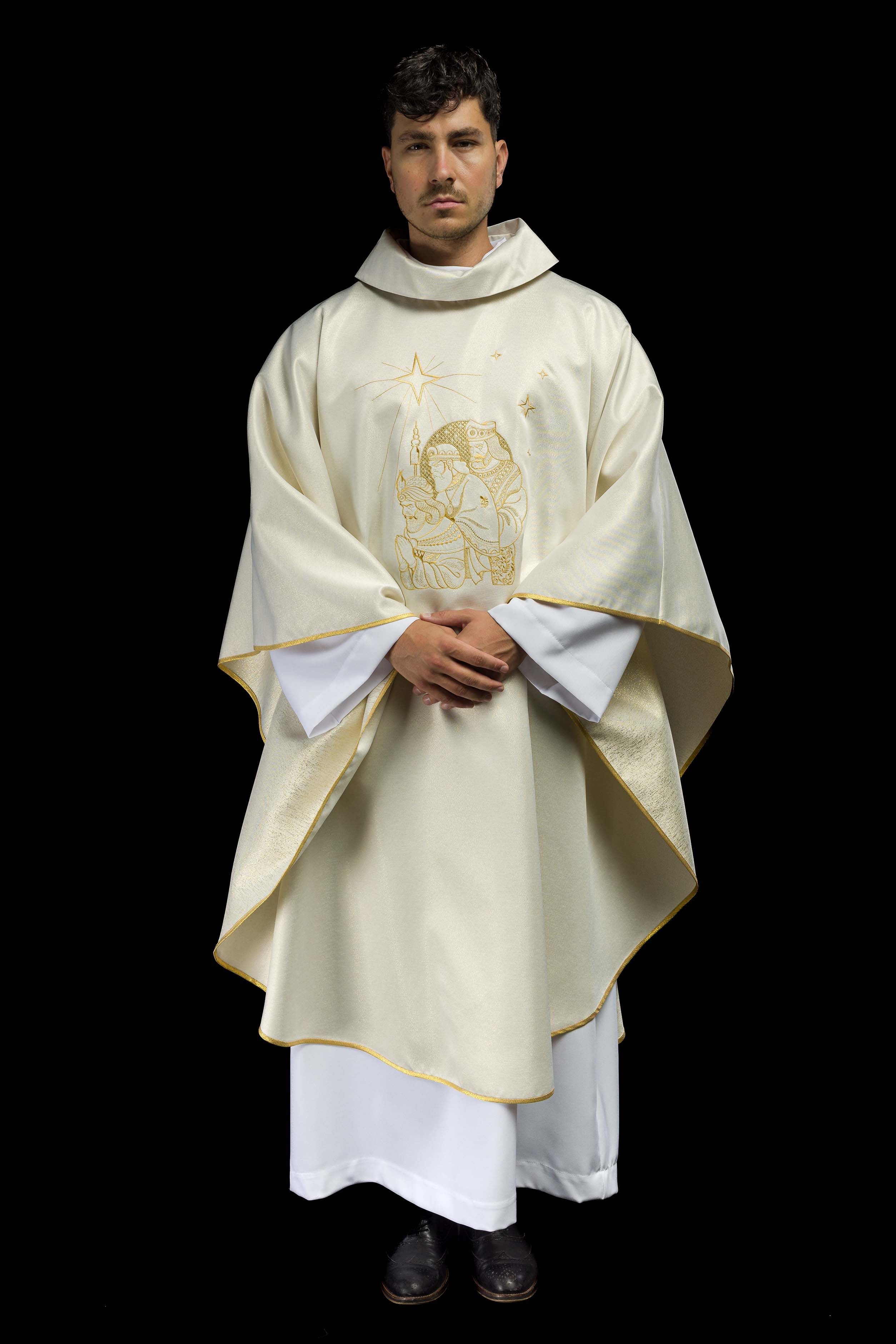 Casulla brillante con bordado dorado e imagen de los Reyes Magos